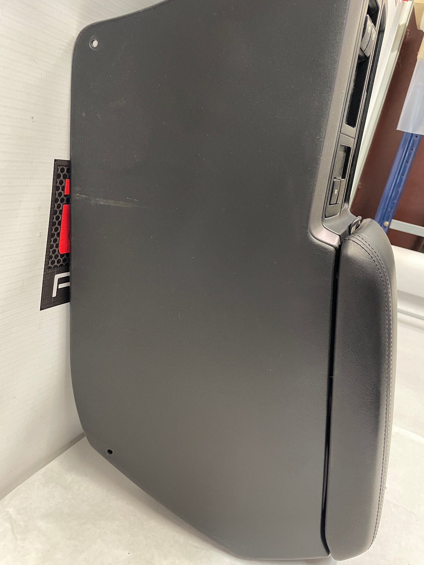 2005 Pontiac GTO Center Console Armrest OEM - Day's Parts Yard