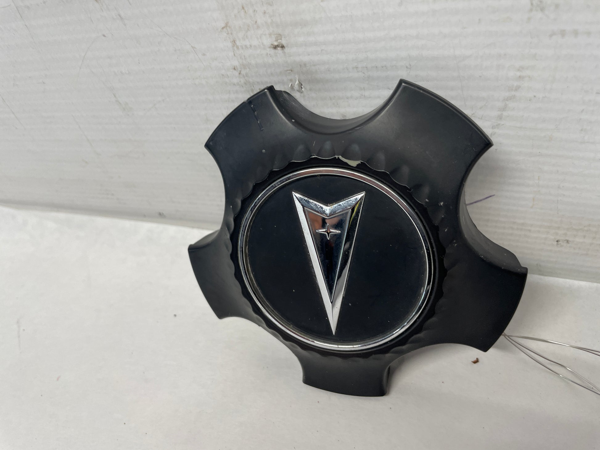 2008 Pontiac G8 GT Wheel Center Cap OEM - Day's Parts Yard