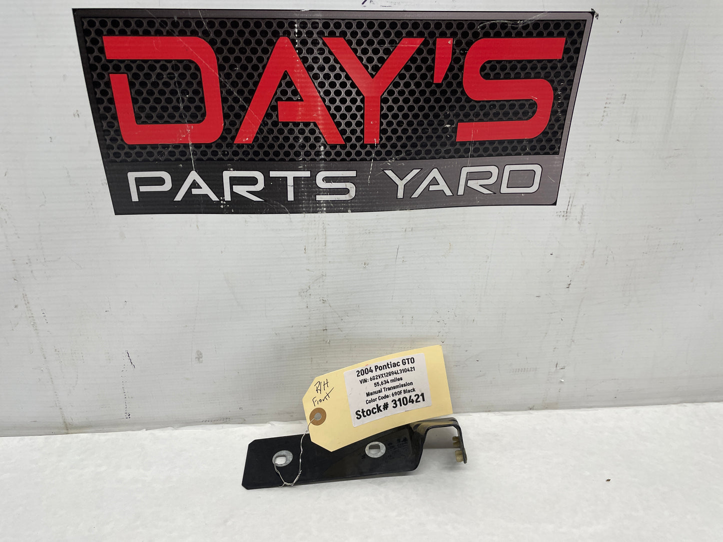 2004 Pontiac GTO RH Passenger Fender Side Skirt Rocker Molding Support Bracket OEM - Day's Parts Yard