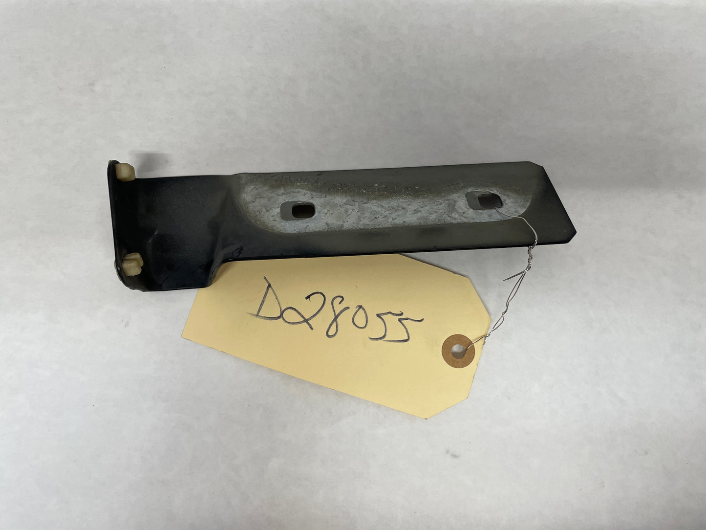 2004 Pontiac GTO RH Passenger Fender Side Skirt Rocker Molding Support Bracket OEM - Day's Parts Yard