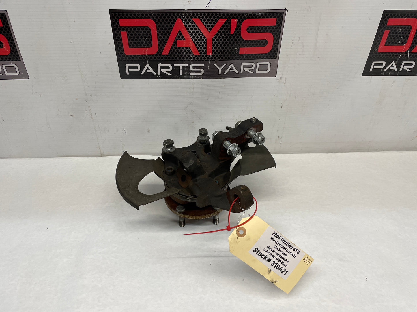 2004 Pontiac GTO RH Passenger Front Spindle Knuckle Hub Assembly OEM - Day's Parts Yard