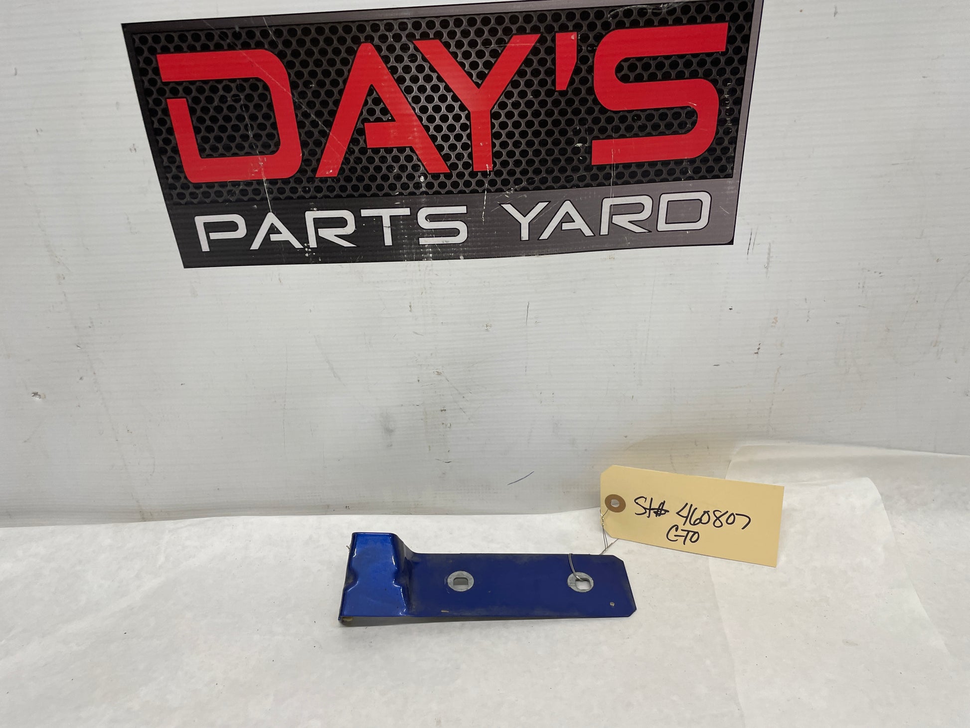 2005 Pontiac GTO RH Passenger Fender Side Skirt Rocker Molding Support Bracket OEM - Day's Parts Yard