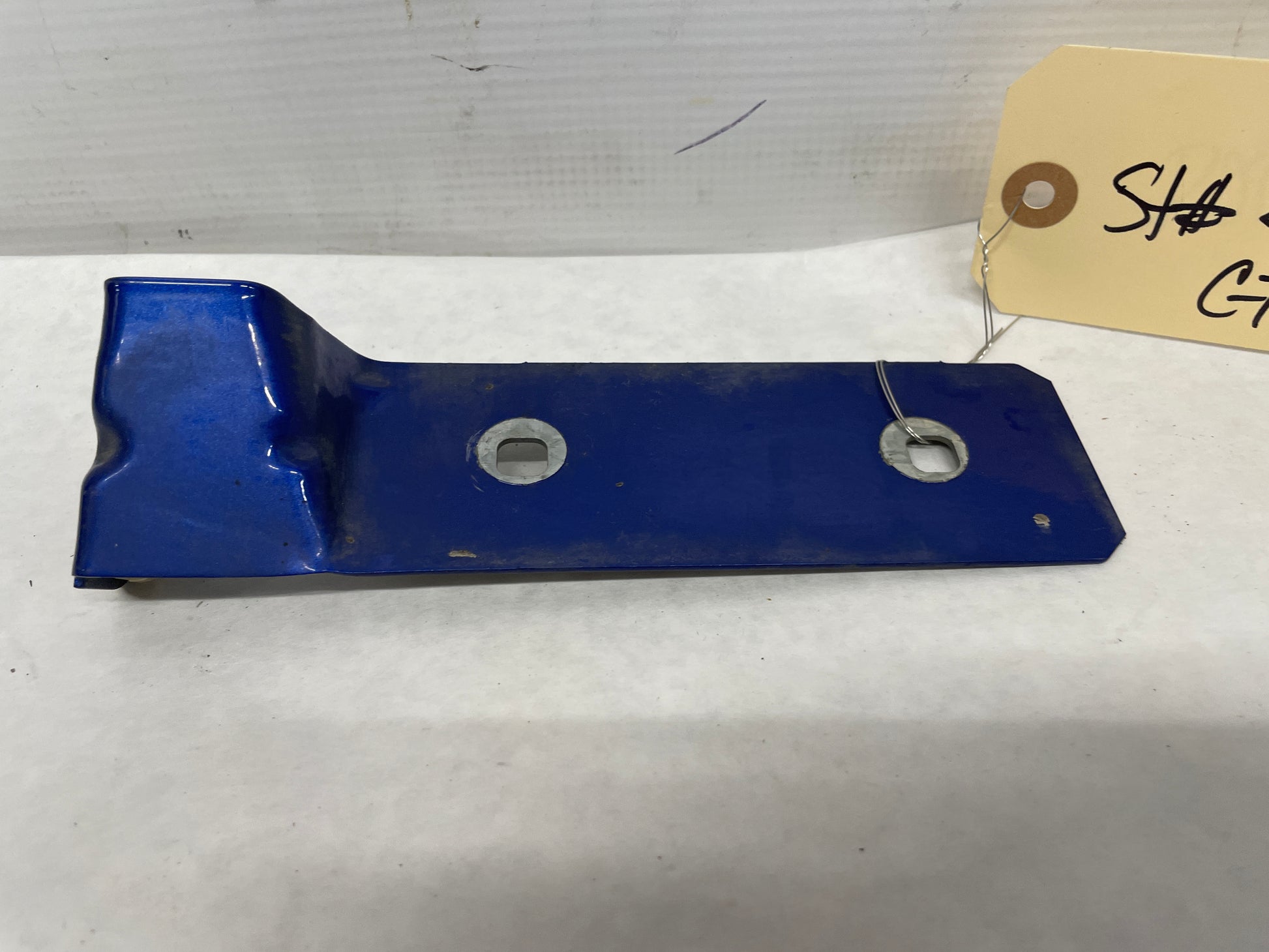 2005 Pontiac GTO RH Passenger Fender Side Skirt Rocker Molding Support Bracket OEM - Day's Parts Yard