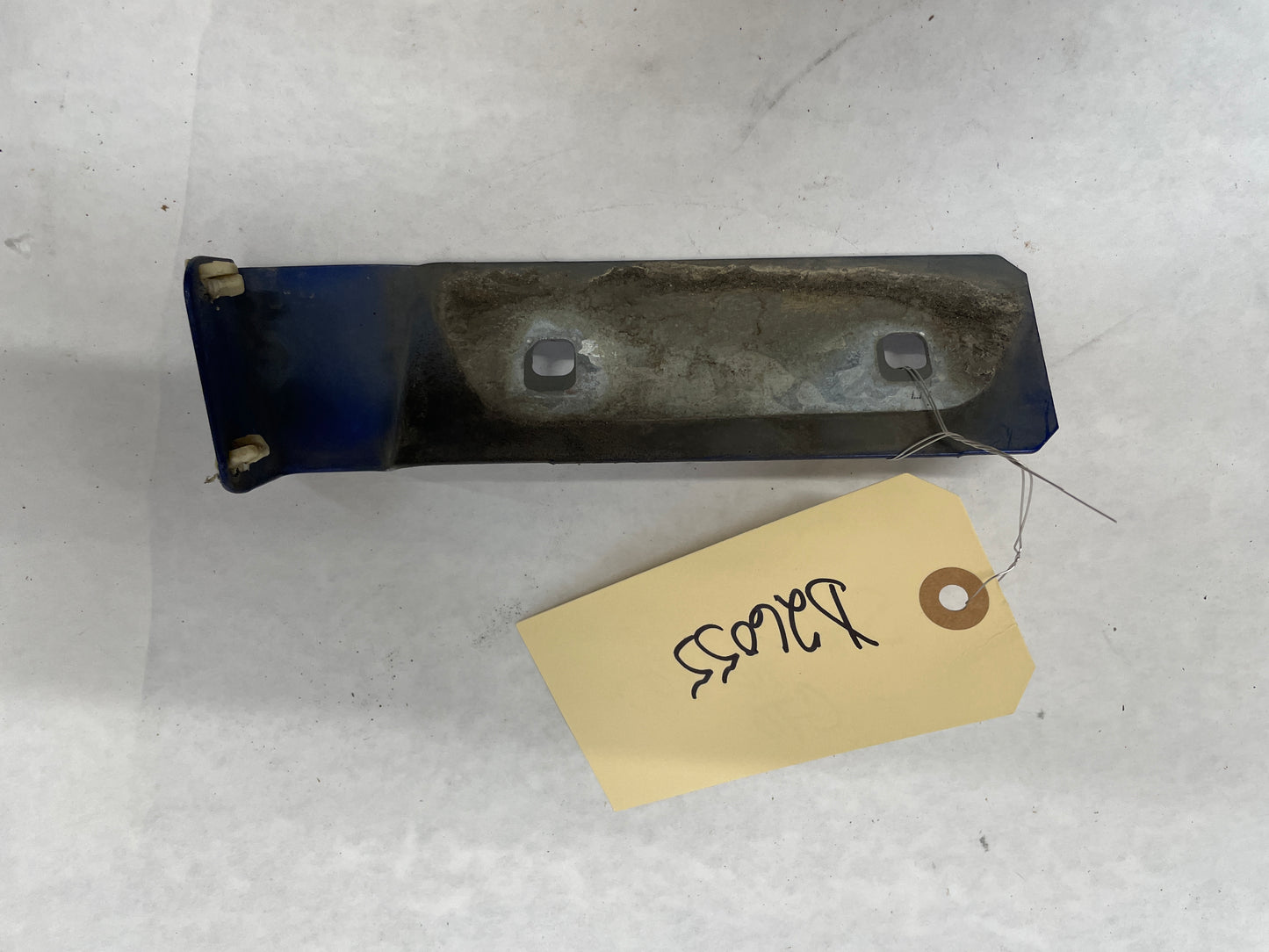 2005 Pontiac GTO RH Passenger Fender Side Skirt Rocker Molding Support Bracket OEM - Day's Parts Yard