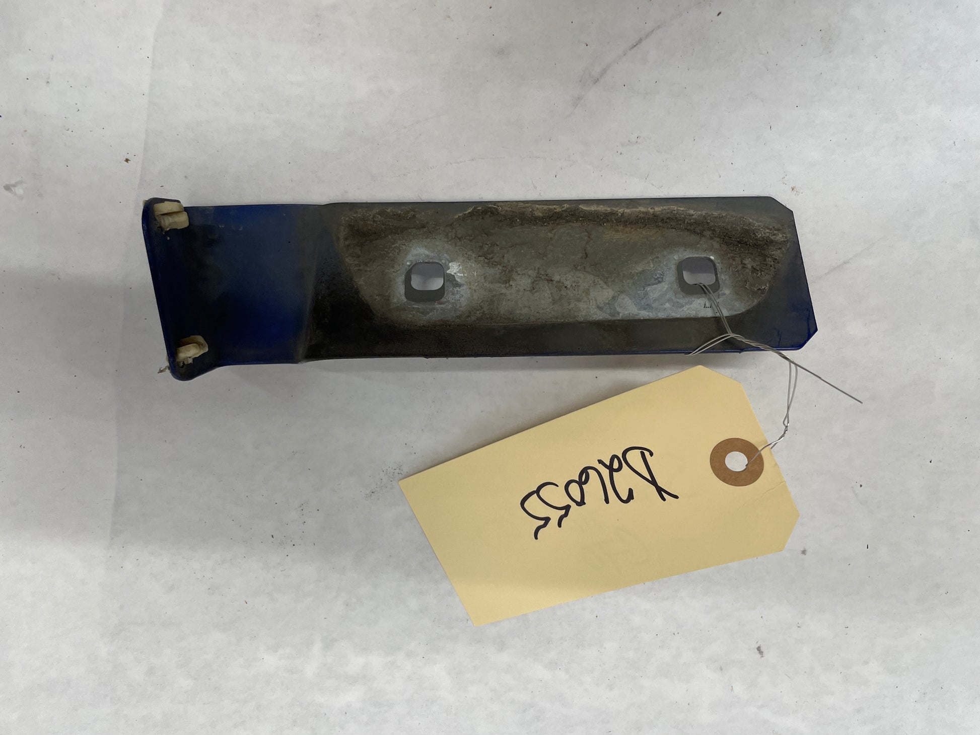 2005 Pontiac GTO RH Passenger Fender Side Skirt Rocker Molding Support Bracket OEM - Day's Parts Yard