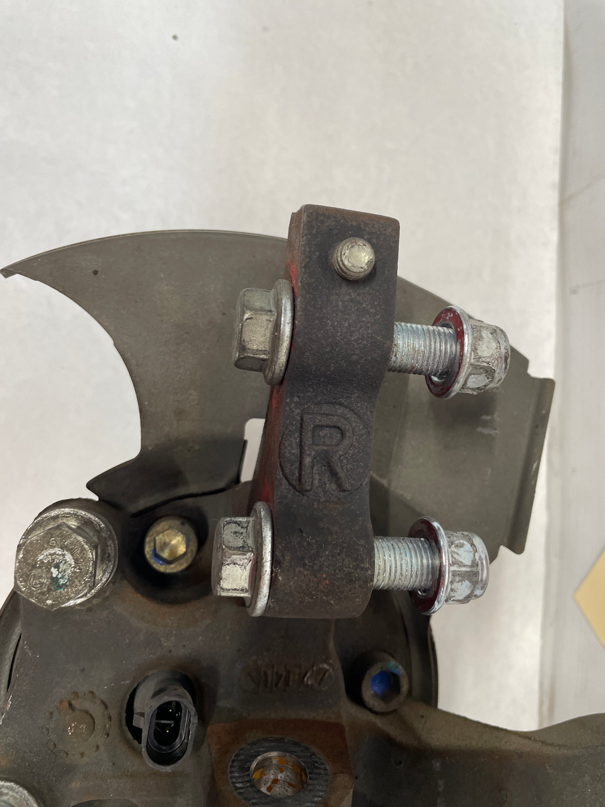 2004 Pontiac GTO RH Passenger Front Spindle Knuckle Hub Assembly OEM - Day's Parts Yard