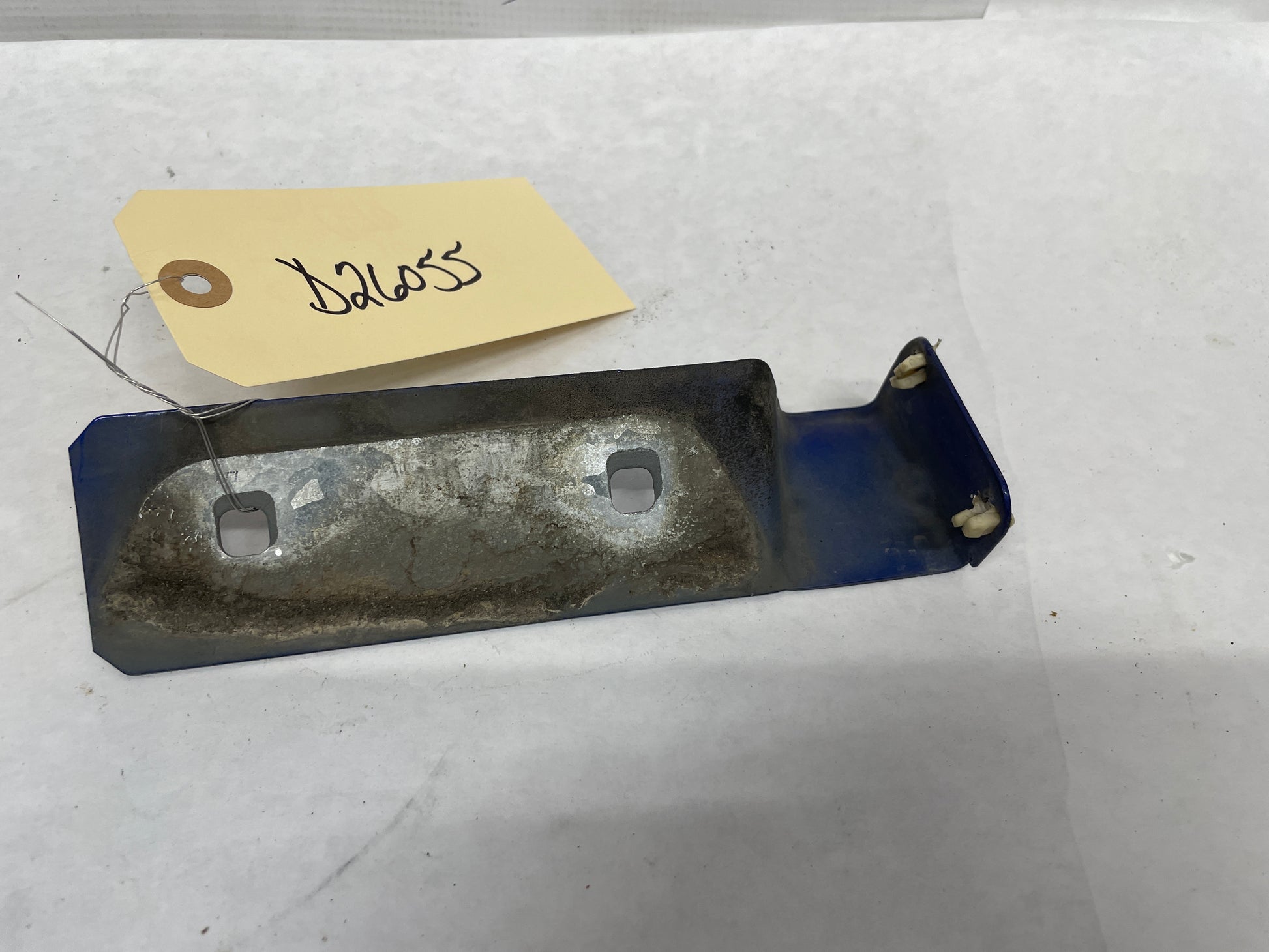 2005 Pontiac GTO RH Passenger Fender Side Skirt Rocker Molding Support Bracket OEM - Day's Parts Yard
