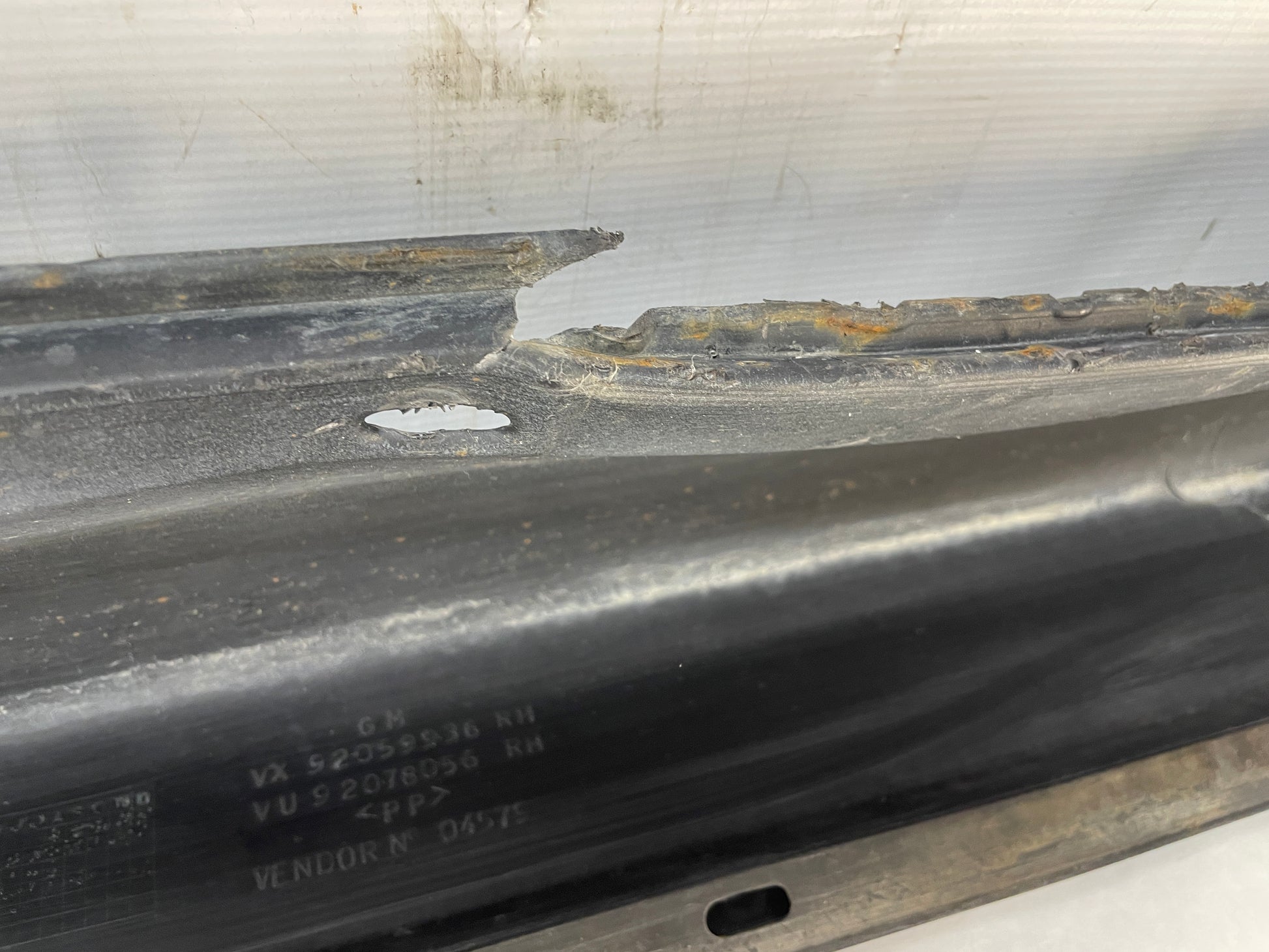 2004 Pontiac GTO RH Passenger Rocker Molding Side Skirt Panel Trim OEM - Day's Parts Yard