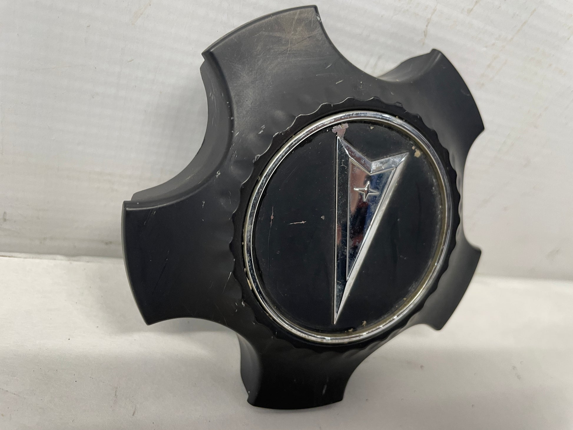 2008 Pontiac G8 GT Wheel Center Cap OEM - Day's Parts Yard