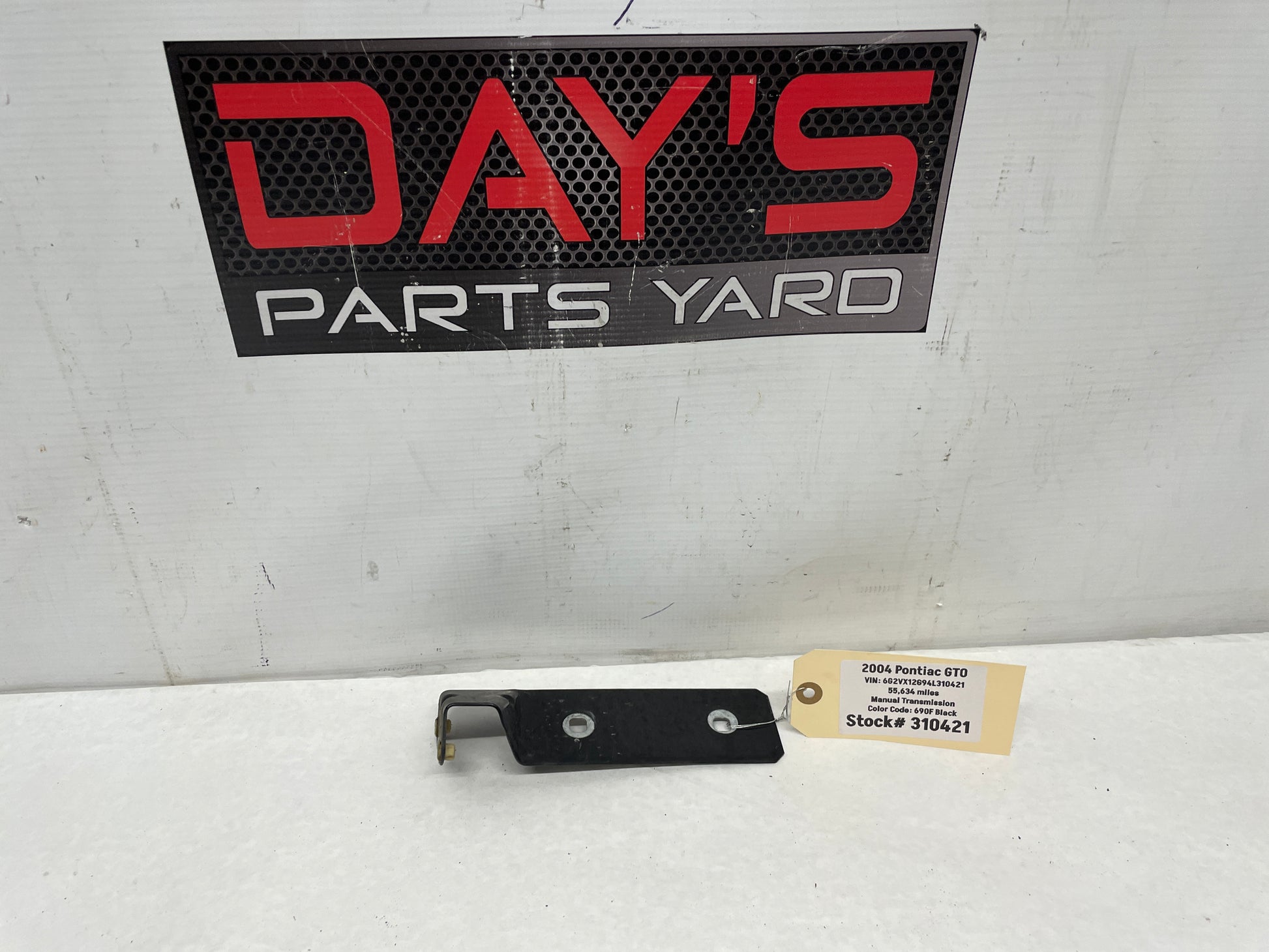 2004 Pontiac GTO LH Driver  Fender Side Skirt Rocker Molding Support Bracket OEM - Day's Parts Yard