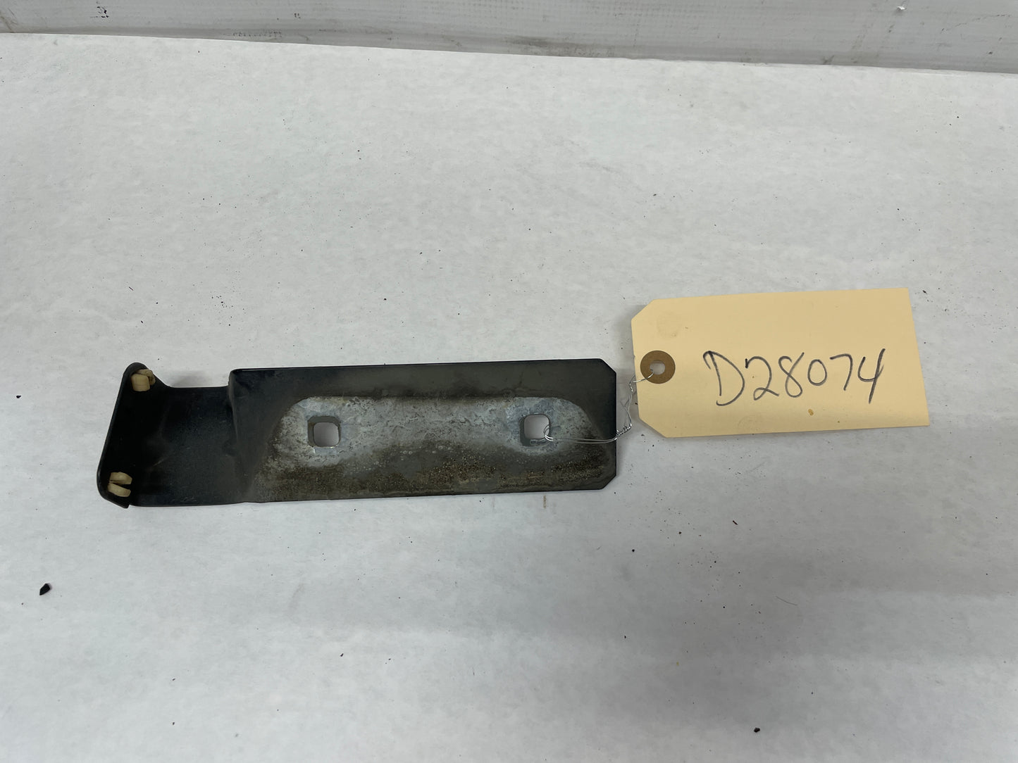 2004 Pontiac GTO LH Driver  Fender Side Skirt Rocker Molding Support Bracket OEM - Day's Parts Yard