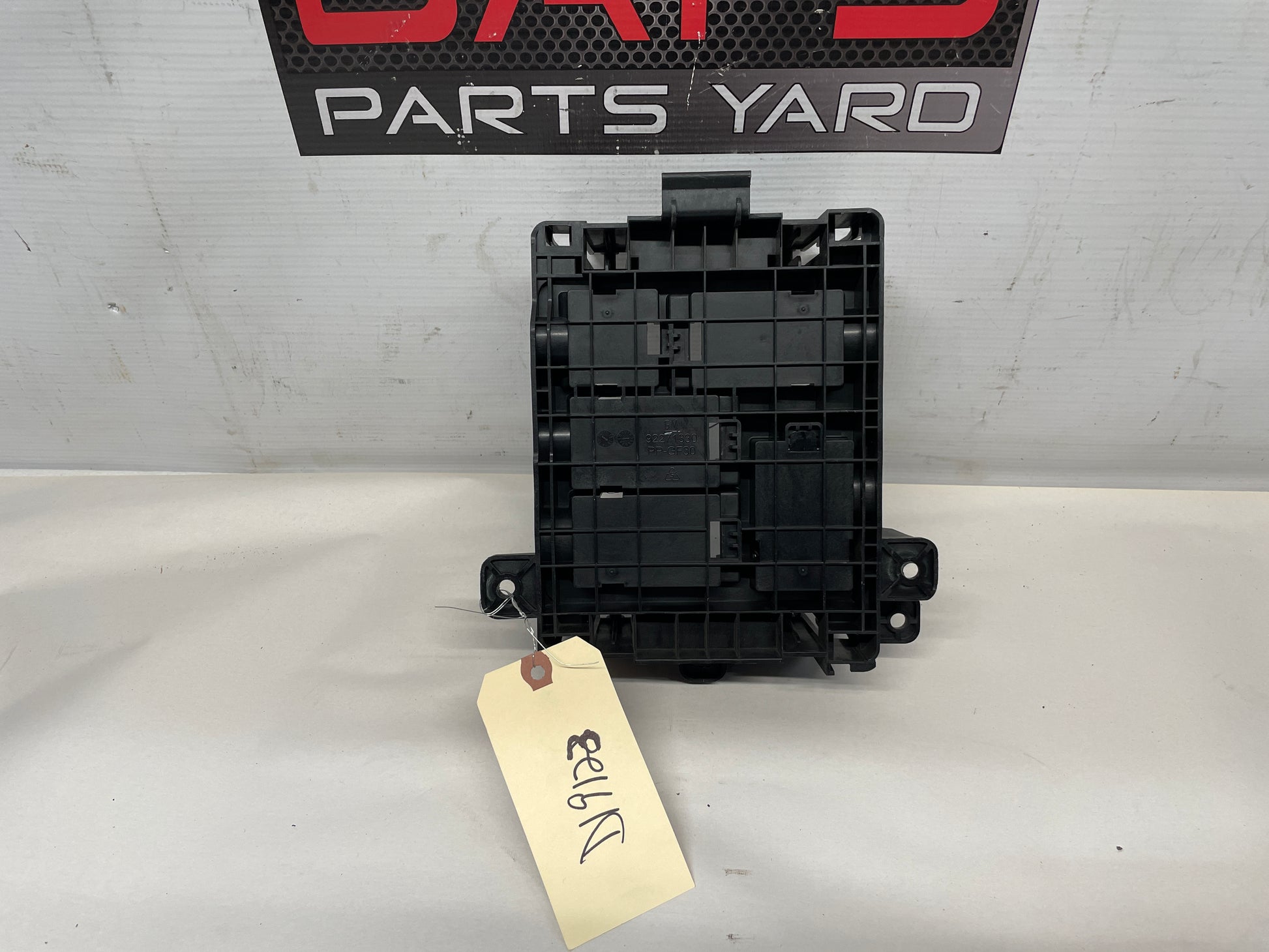 2014 Chevrolet SS Sedan Fuse Relay Box Panel Retainer Block OEM - Day's Parts Yard