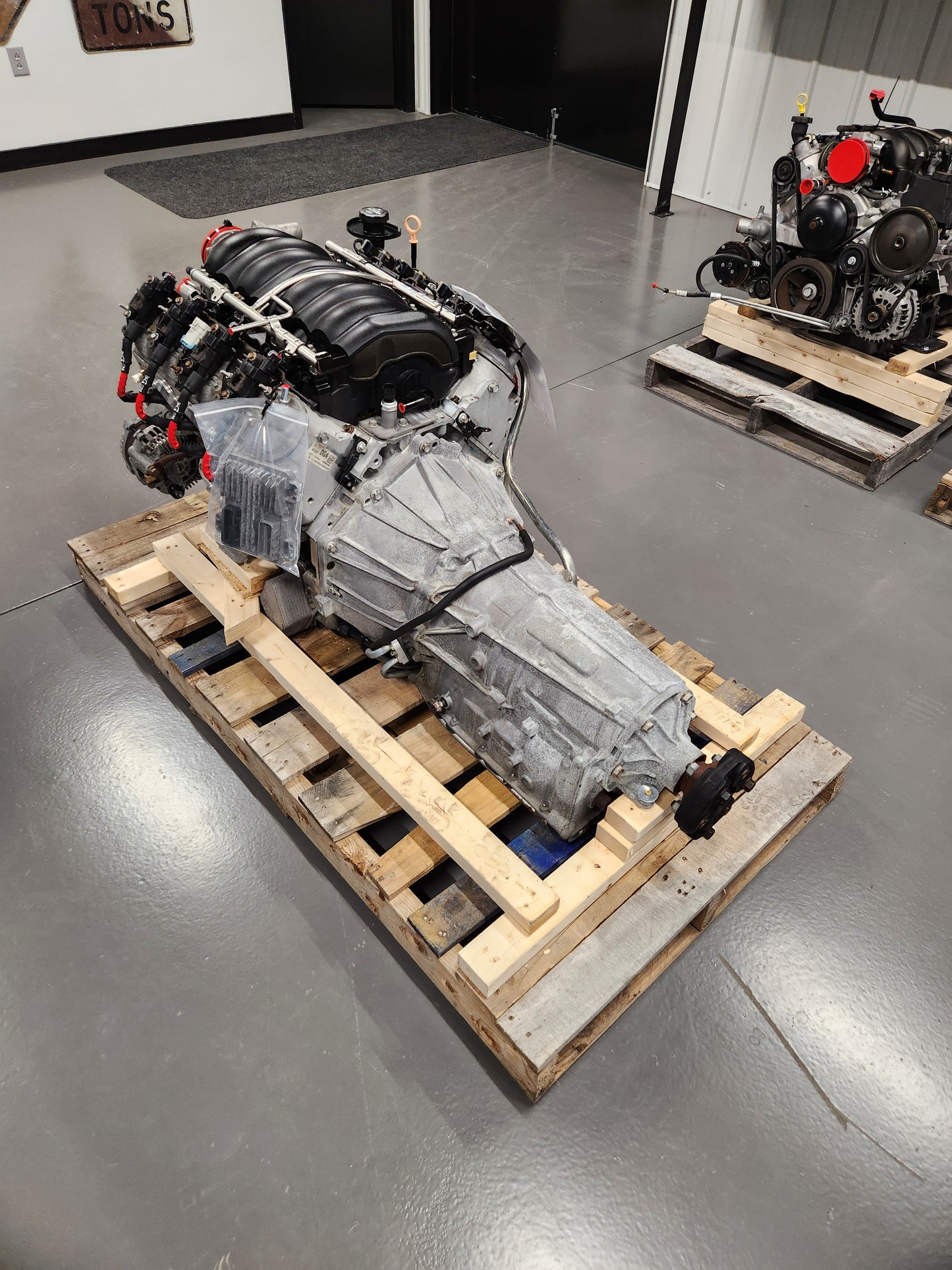 6.0L L77 L76 LS2 Engine 6L80 Automatic Transmission Drivetrain Pullout 158k