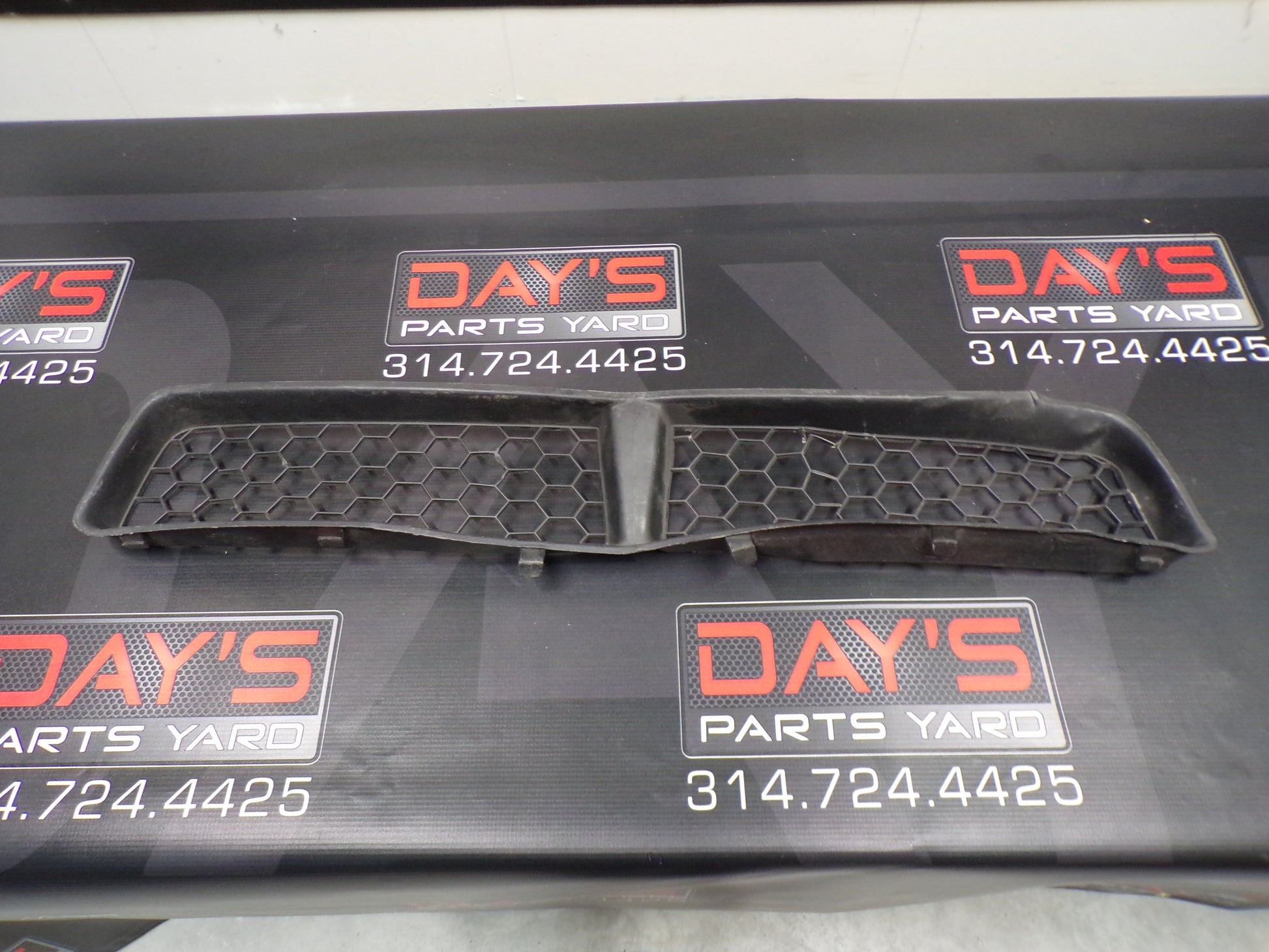 2008 2009 Pontiac G8 GXP Lower Bumper Grille 92213341 OEM - Day's Parts Yard