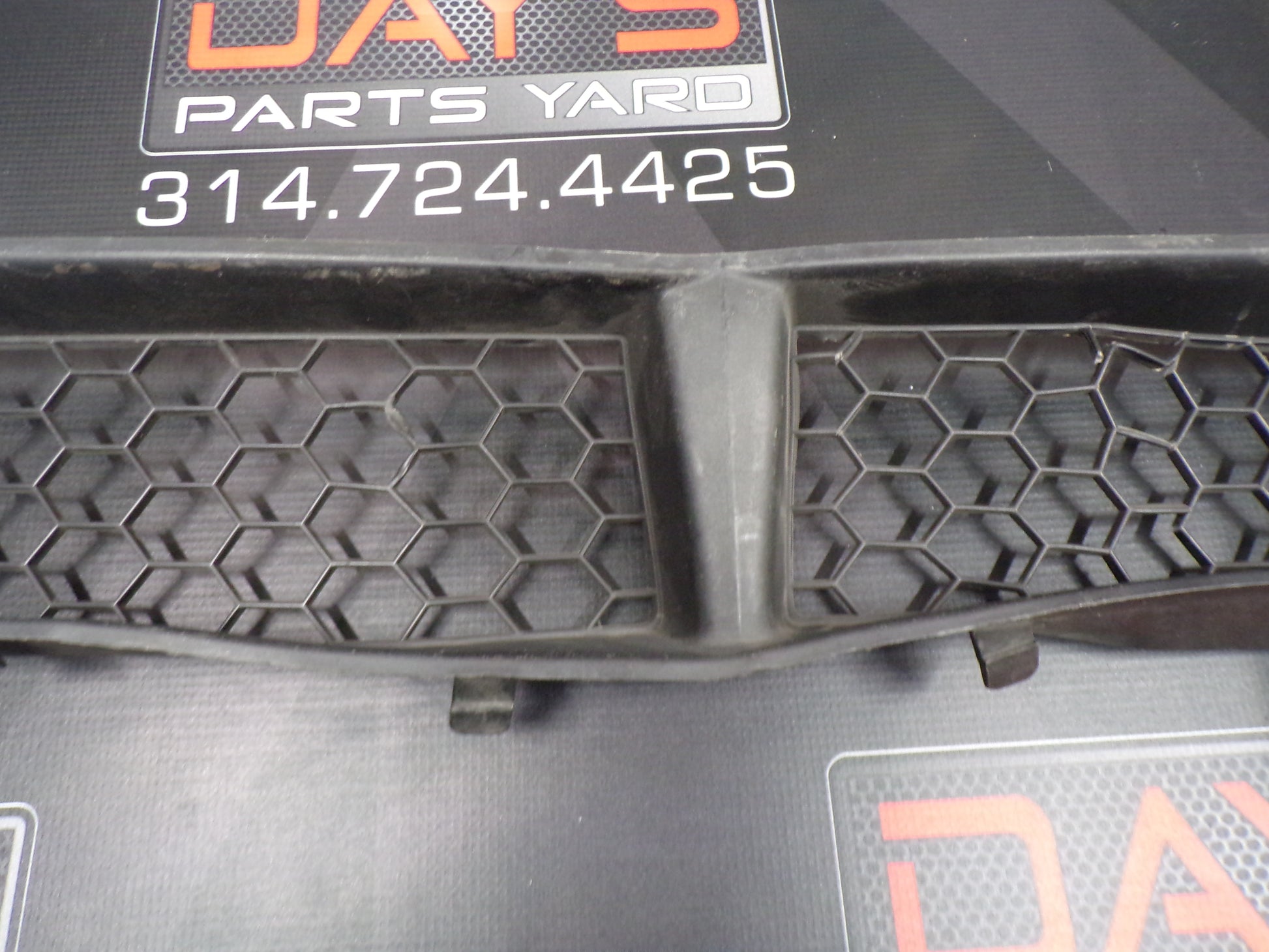 2008 2009 Pontiac G8 GXP Lower Bumper Grille 92213341 OEM - Day's Parts Yard