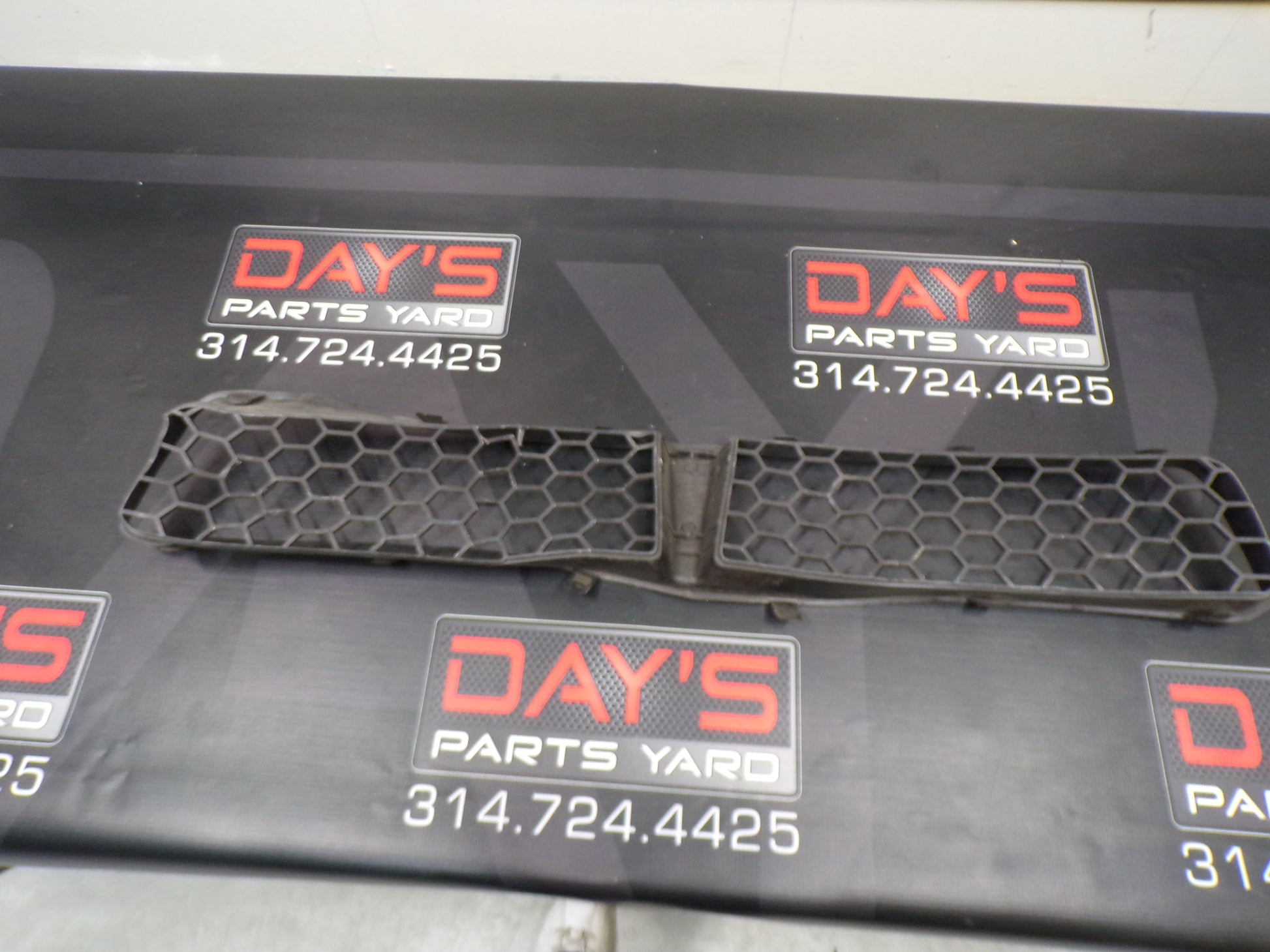 2008 2009 Pontiac G8 GXP Lower Bumper Grille 92213341 OEM - Day's Parts Yard