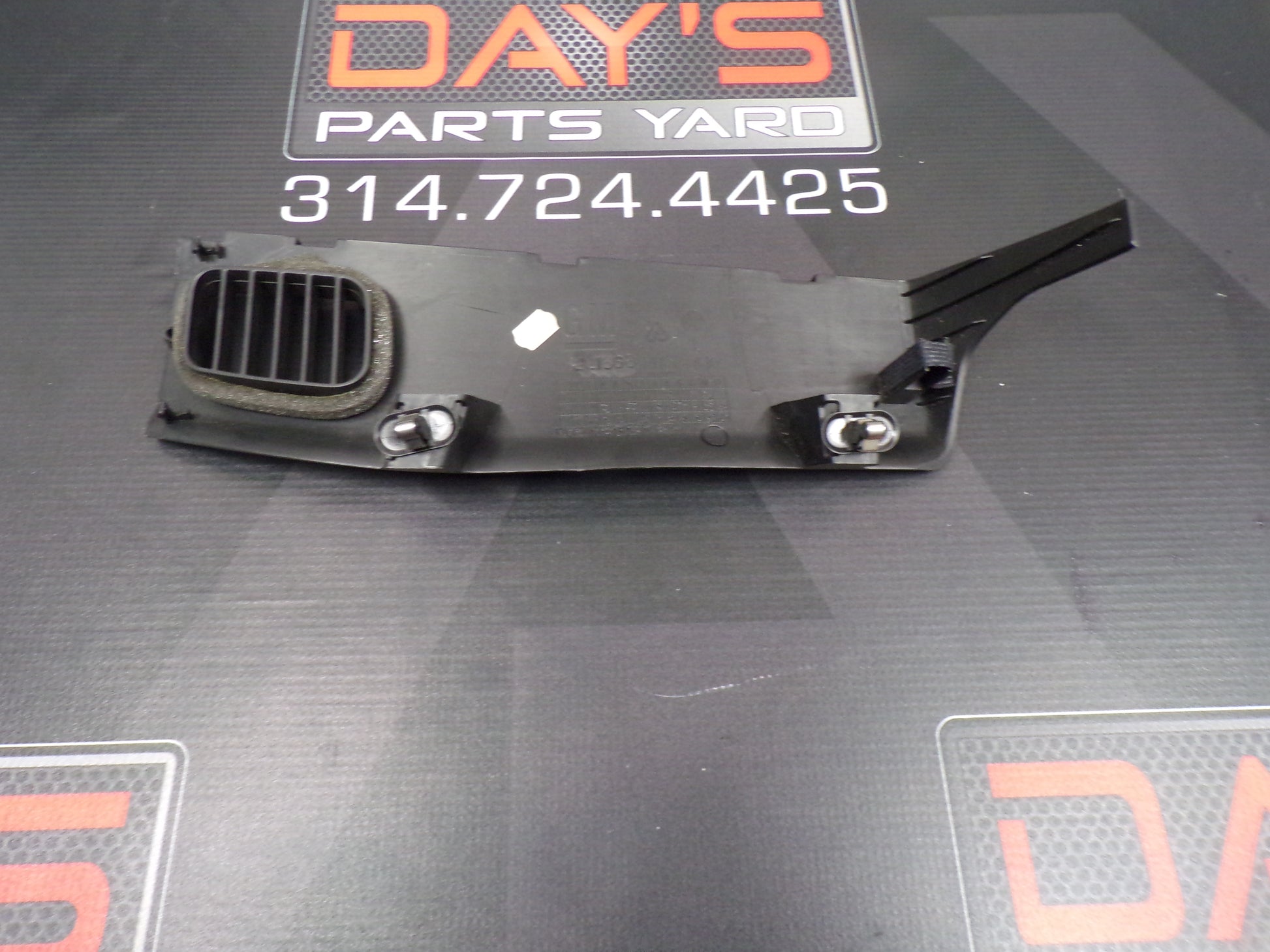 2008-2009 Pontiac G8 Dash End Cap Trim Vent RH  92221868 OEM - Day's Parts Yard