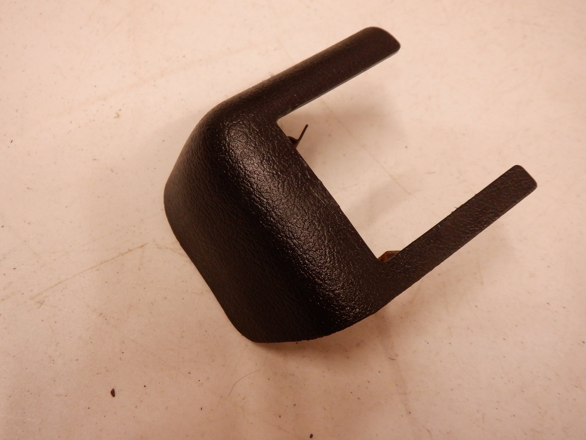 2005-2006 Pontiac GTO  LH Driver Seat Track Bolt Cover Trim 92209268 OEM - Day's Parts Yard