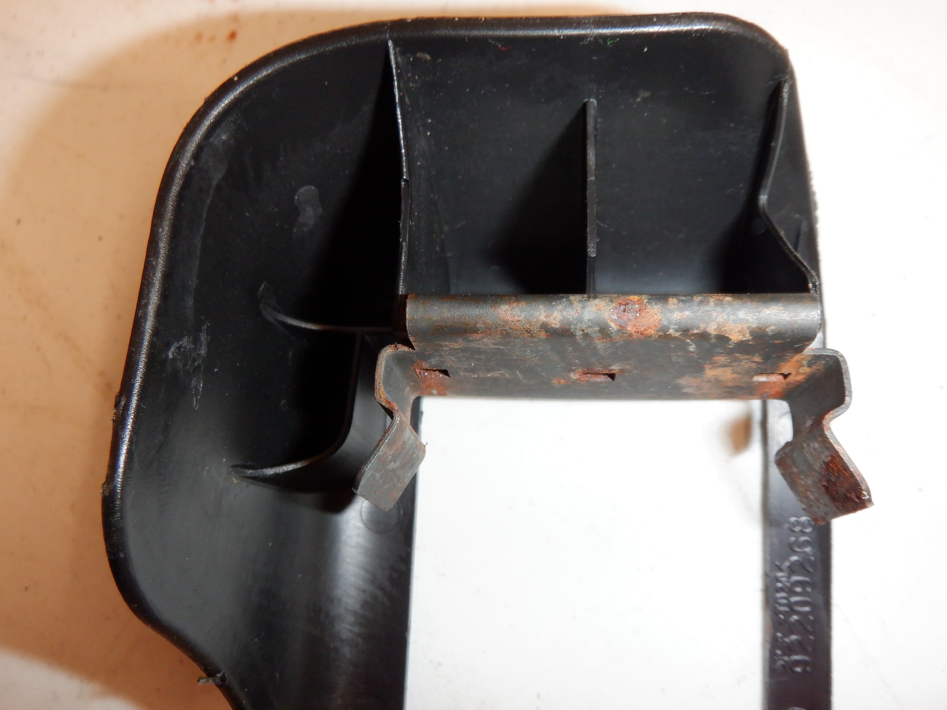 2005-2006 Pontiac GTO  LH Driver Seat Track Bolt Cover Trim 92209268 OEM - Day's Parts Yard