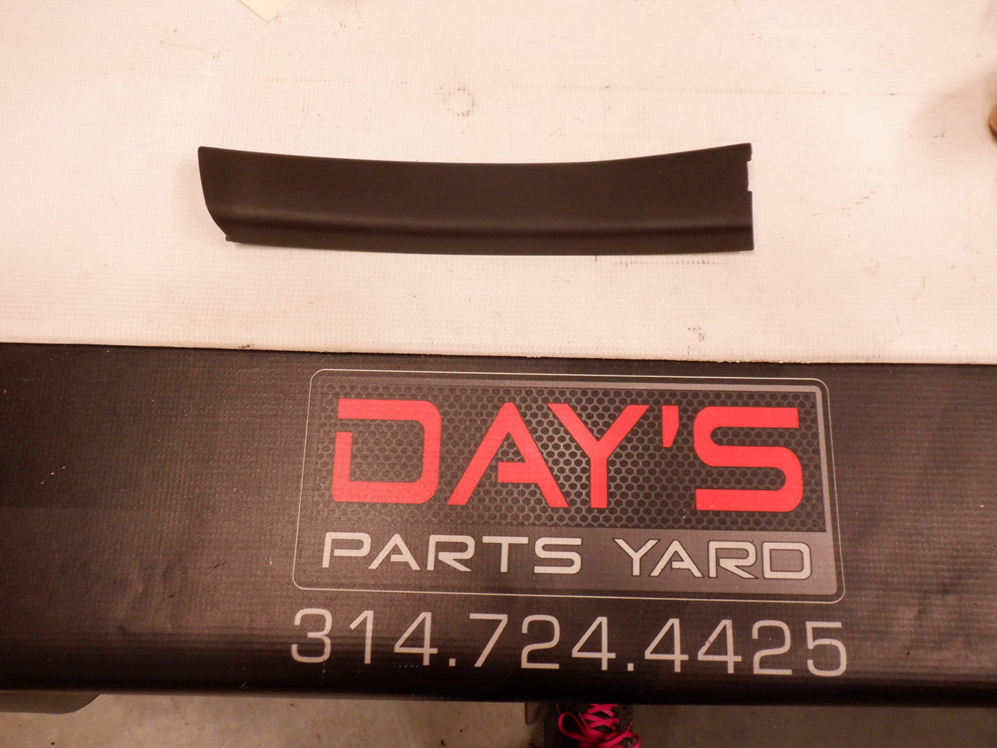 2009 Pontiac G8  Garnish Divider LH 92162042 OEM - Day's Parts Yard