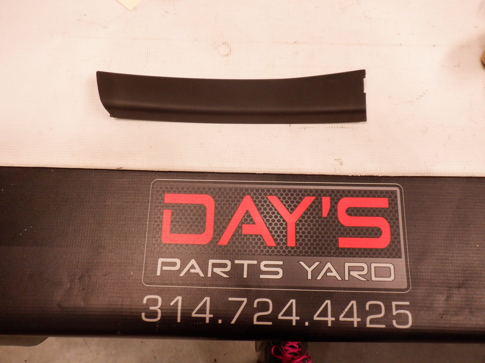2009 Pontiac G8  Garnish Divider LH 92162042 OEM - Day's Parts Yard