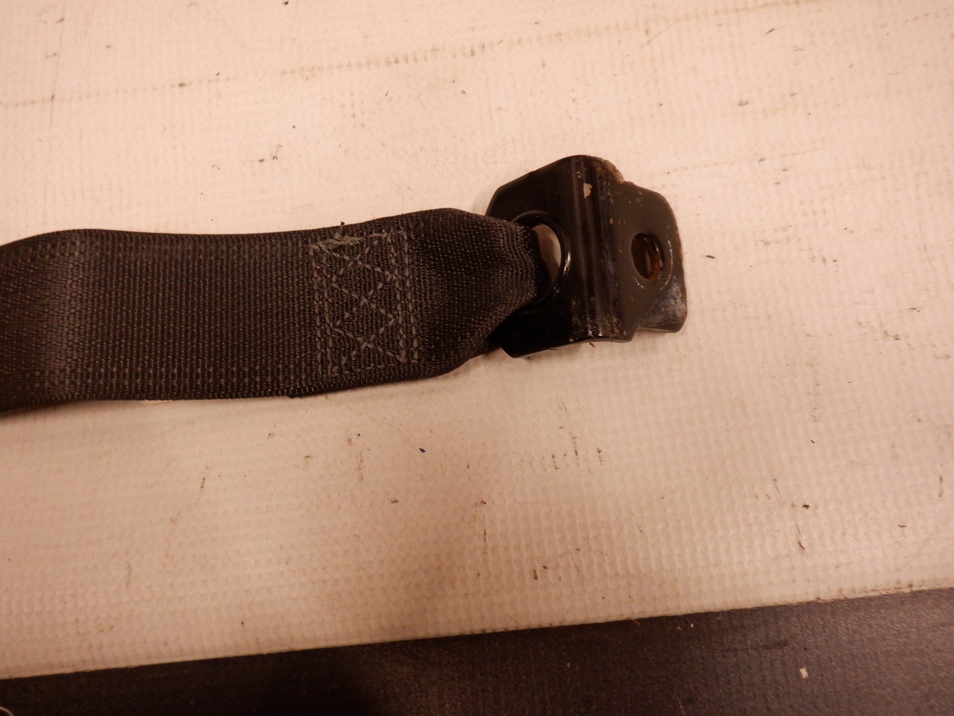 2005 Pontiac GTO RH Rear Seat Belt Retractor 92158685 OEM - Day's Parts Yard
