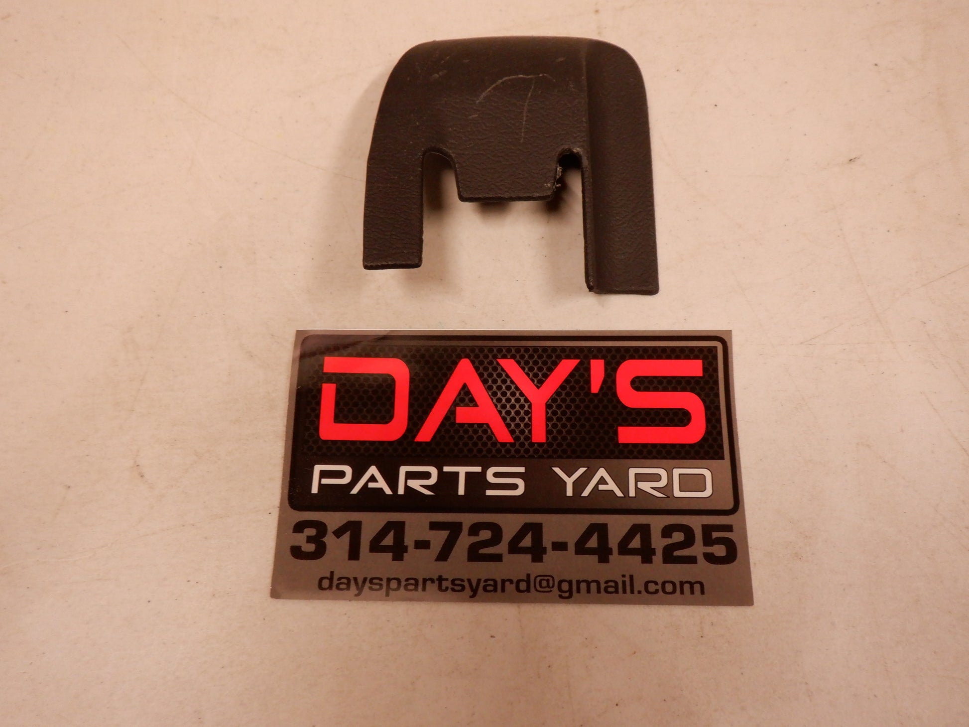 2004-2006 Pontiac GTO Seat Rail Track Bracket Plastic Covers RH 92087548 OEM - Day's Parts Yard