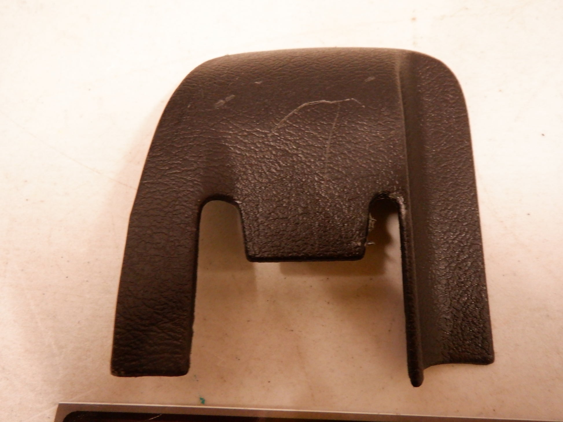 2004-2006 Pontiac GTO Seat Rail Track Bracket Plastic Covers RH 92087548 OEM - Day's Parts Yard