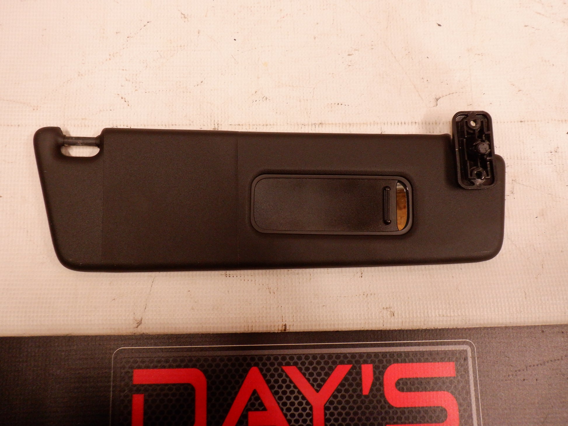 2011 Chevy Camaro RH Sun Visor Sunvisor  24409340 OEM - Day's Parts Yard
