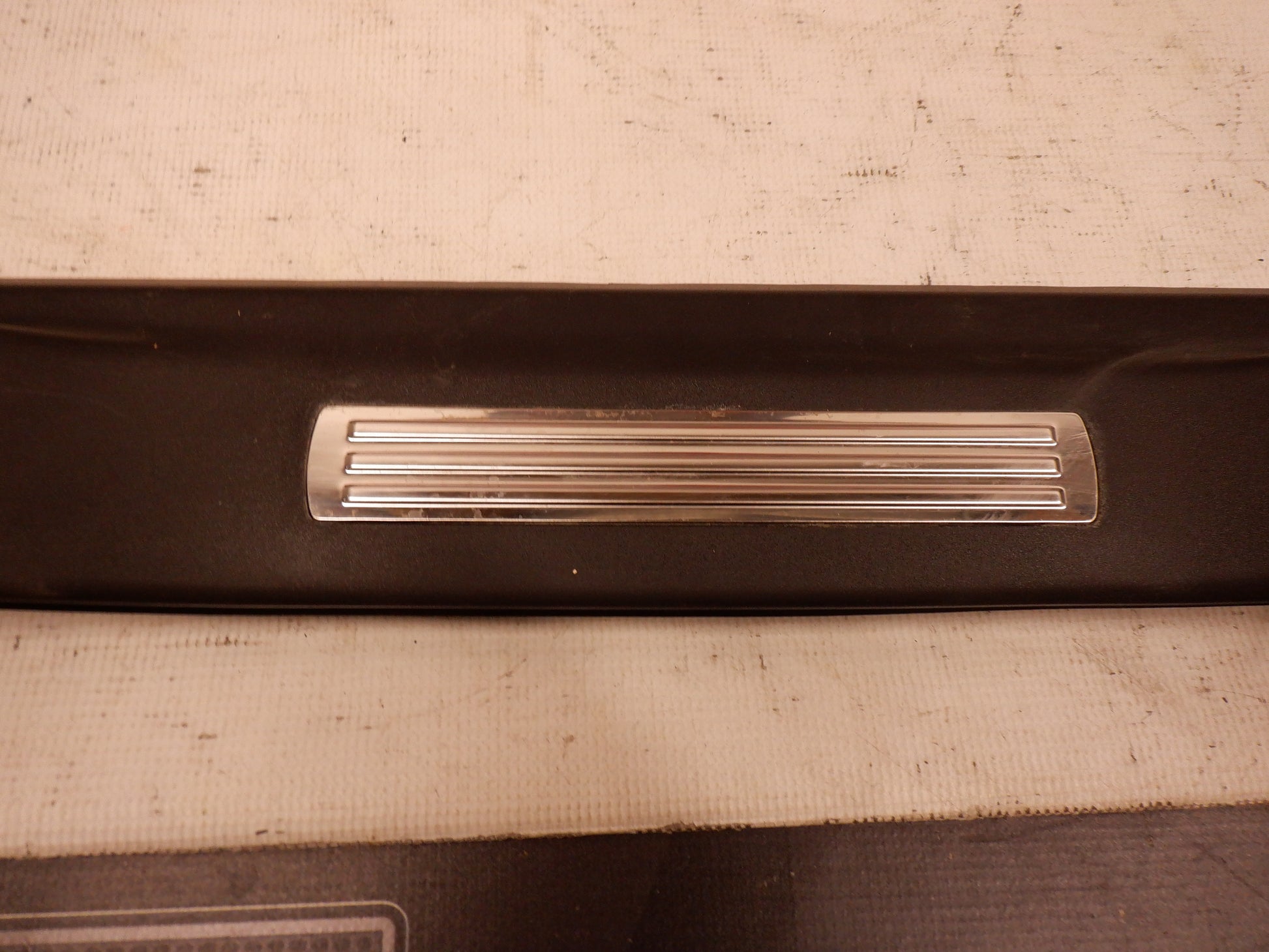 2009 Pontiac G8 GT LH Driver Rear Driver Sill Kick Plate 9262085 OEM - Day's Parts Yard
