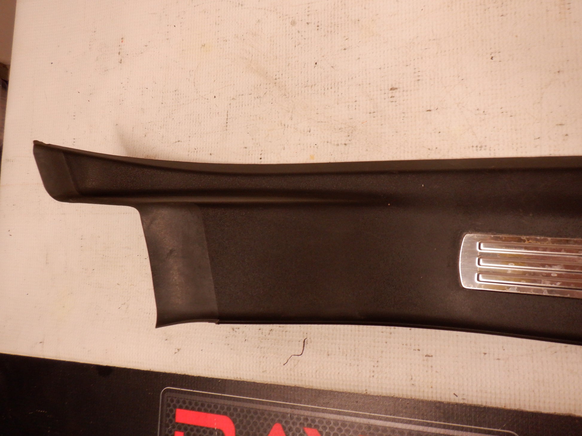 2009 Pontiac G8 GT LH Driver Rear Driver Sill Kick Plate 9262085 OEM - Day's Parts Yard