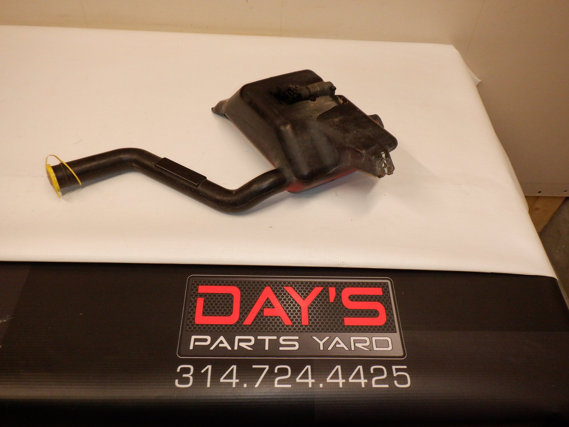 2004-2006 Pontiac GTO Windshield Washer and Pump Reservoir 4053229 OEM - Day's Parts Yard
