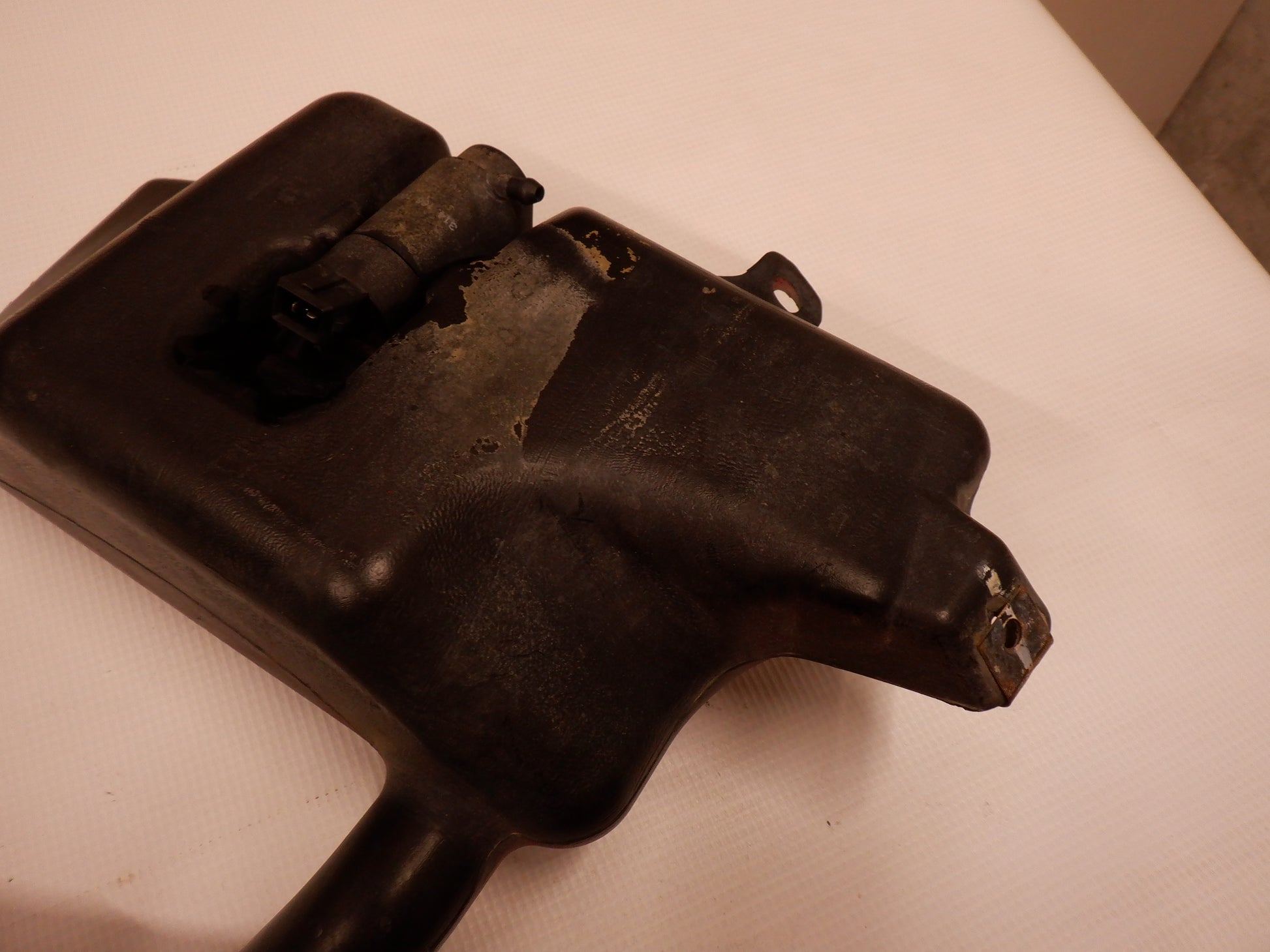 2004-2006 Pontiac GTO Windshield Washer and Pump Reservoir 4053229 OEM - Day's Parts Yard