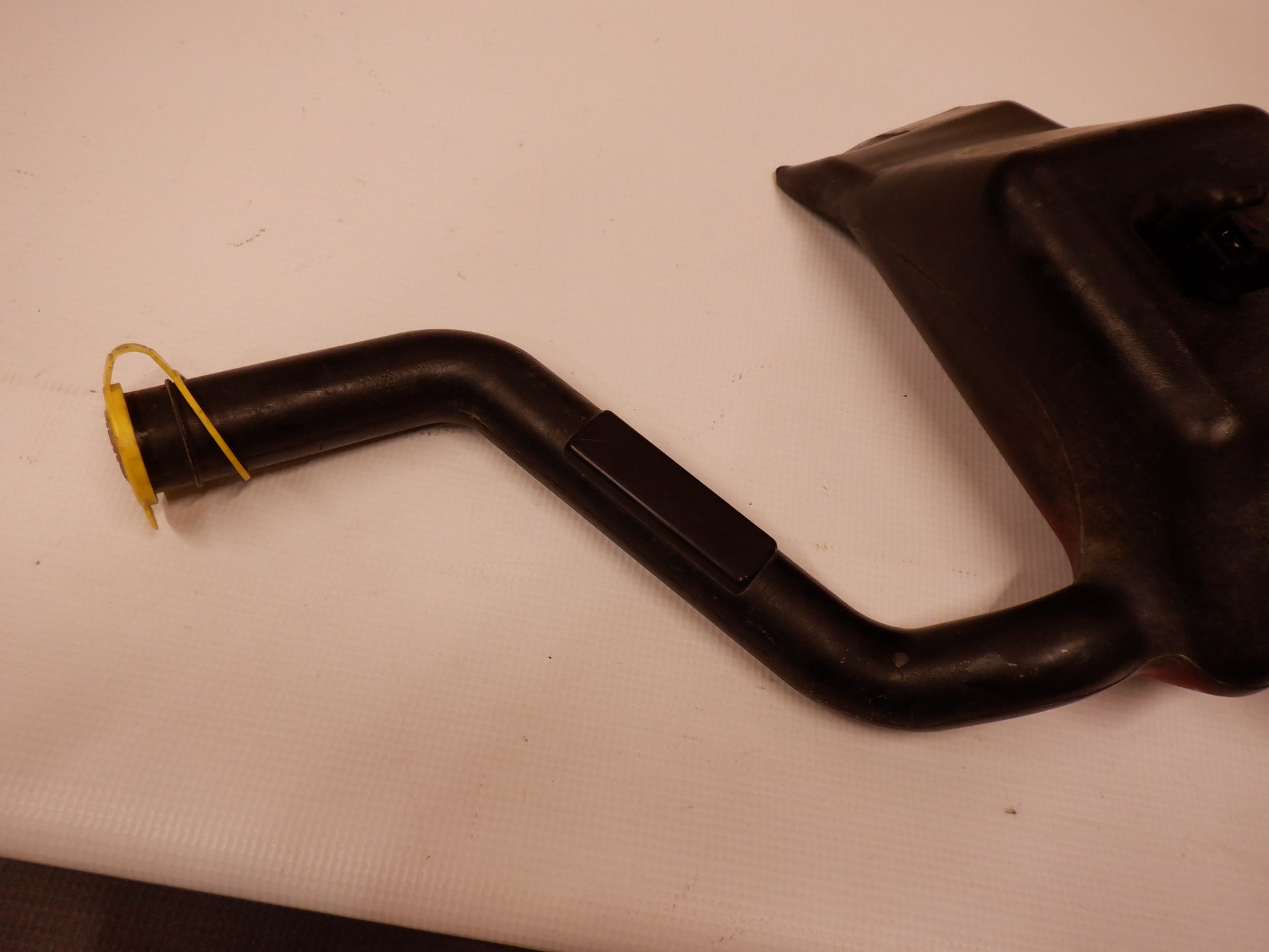 2004-2006 Pontiac GTO Windshield Washer and Pump Reservoir 4053229 OEM - Day's Parts Yard