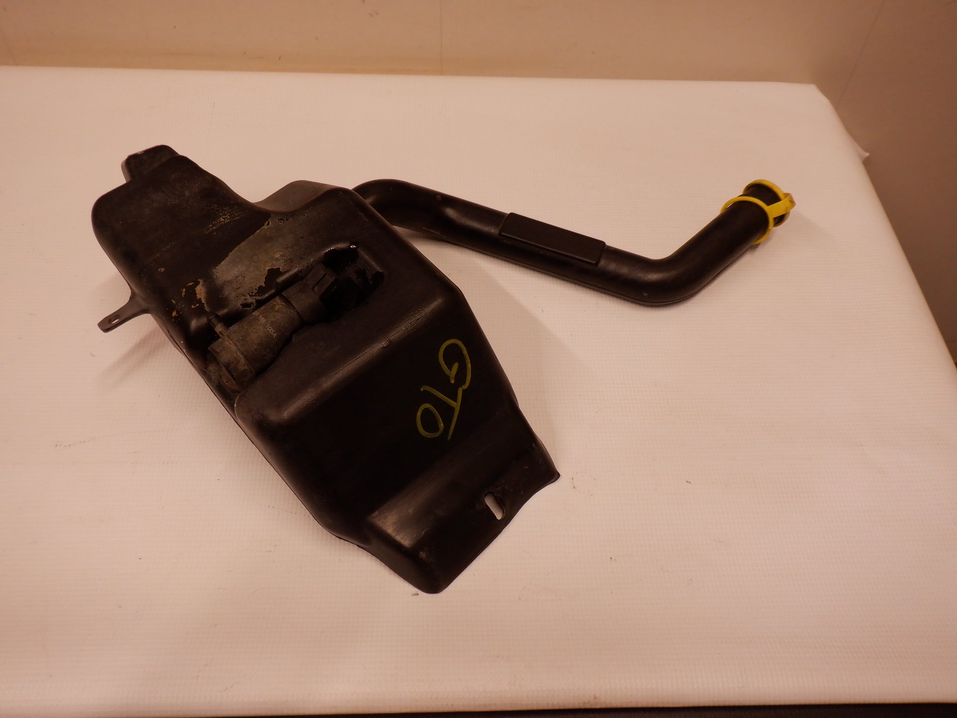 2004-2006 Pontiac GTO Windshield Washer and Pump Reservoir 4053229 OEM - Day's Parts Yard