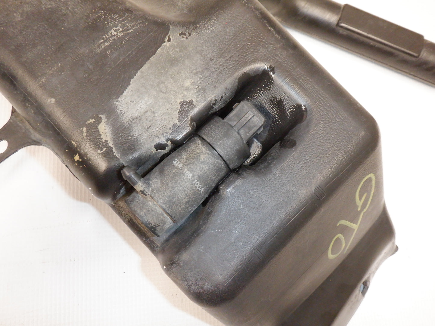 2004-2006 Pontiac GTO Windshield Washer and Pump Reservoir 4053229 OEM - Day's Parts Yard