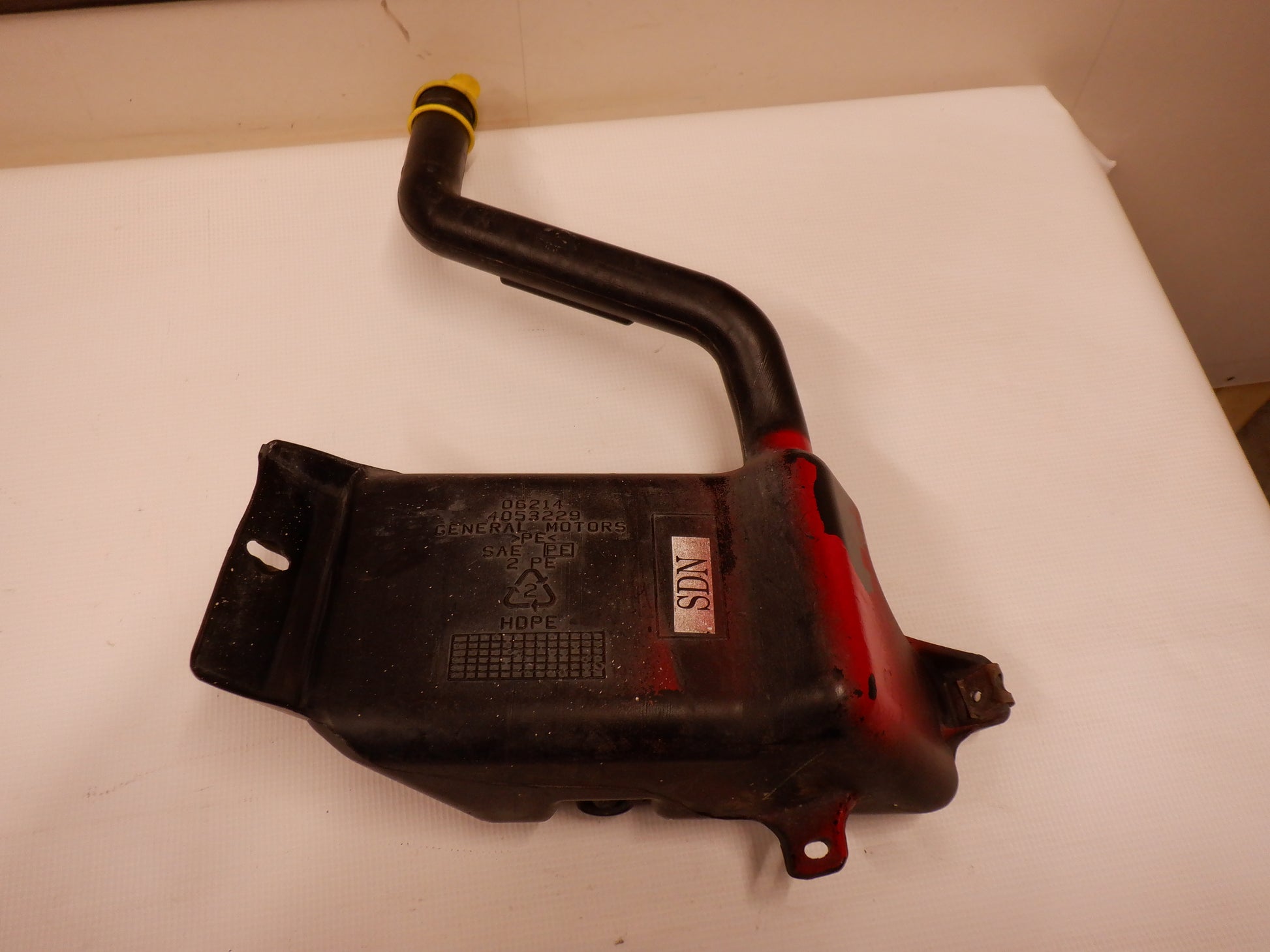 2004-2006 Pontiac GTO Windshield Washer and Pump Reservoir 4053229 OEM - Day's Parts Yard