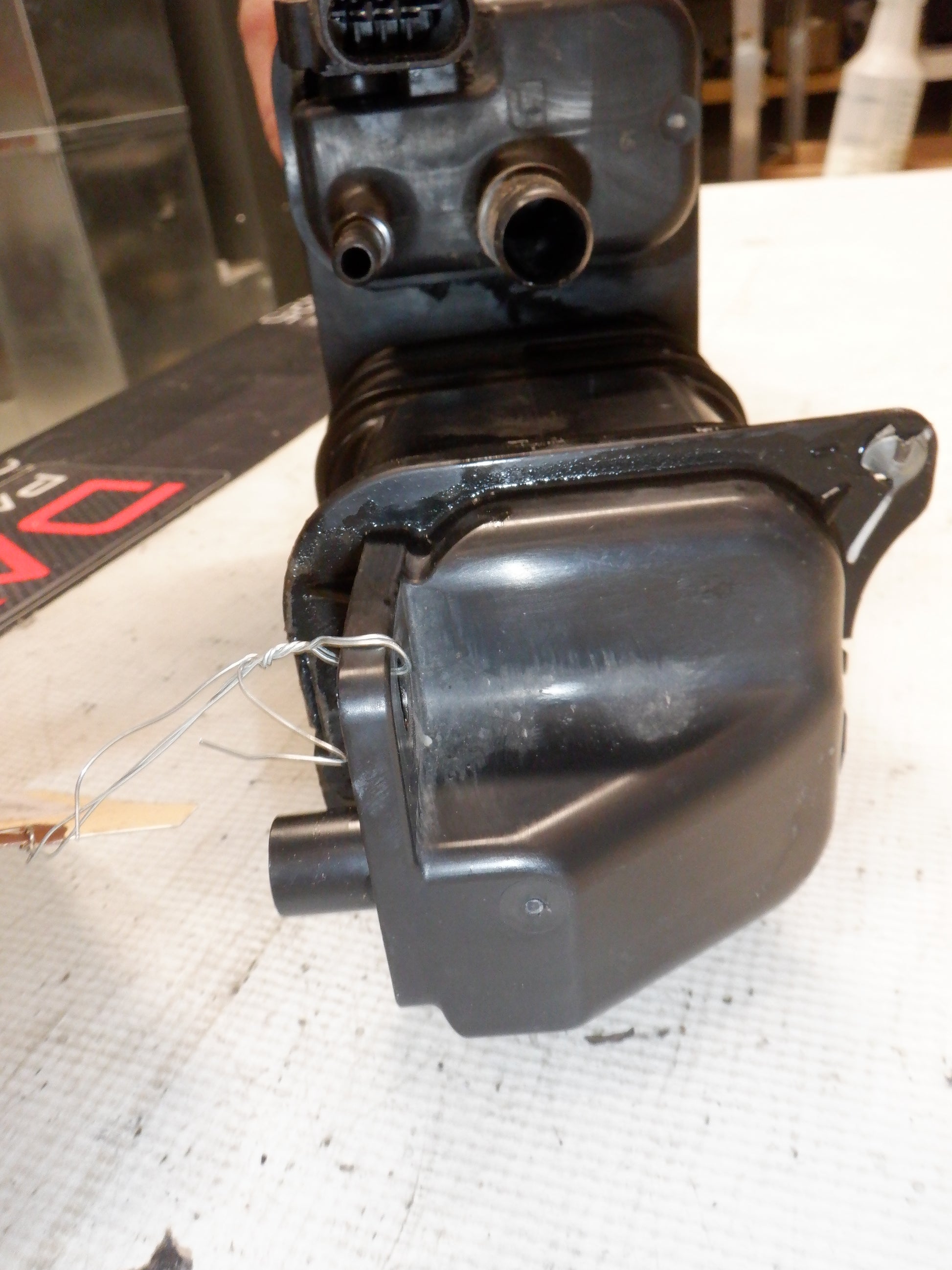 2014 Chevy SS Sedan Evaporation Fuel Vapor Canister 92267003 OEM - Day's Parts Yard