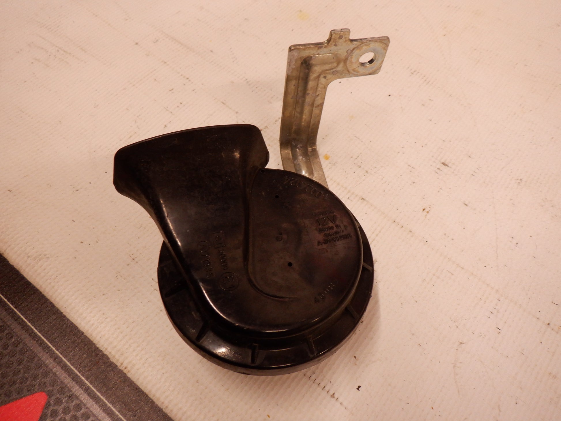 2004-2005 Pontiac GTO Front Security Alarm Horn Assembly OEM - Day's Parts Yard