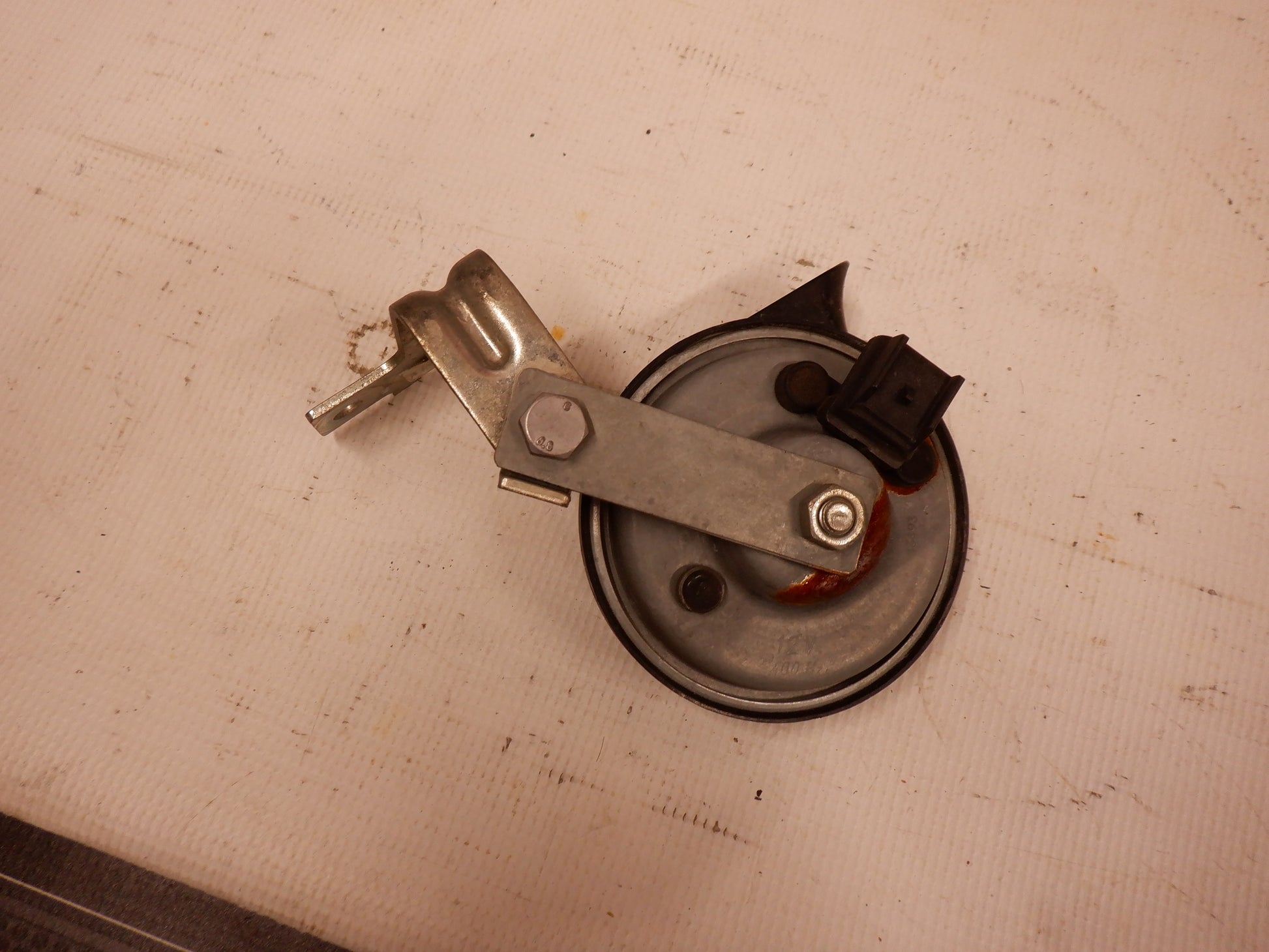 2004-2005 Pontiac GTO Front Security Alarm Horn Assembly OEM - Day's Parts Yard