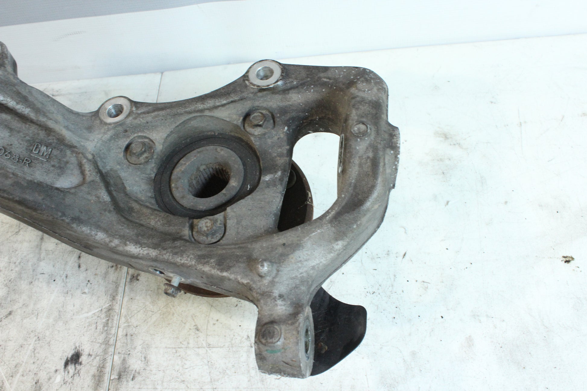 2010 Cadillac CTS-V Sedan Front RH Passenger Spindle Knuckle Hub Assembly 15775068 OEM - Day's Parts Yard