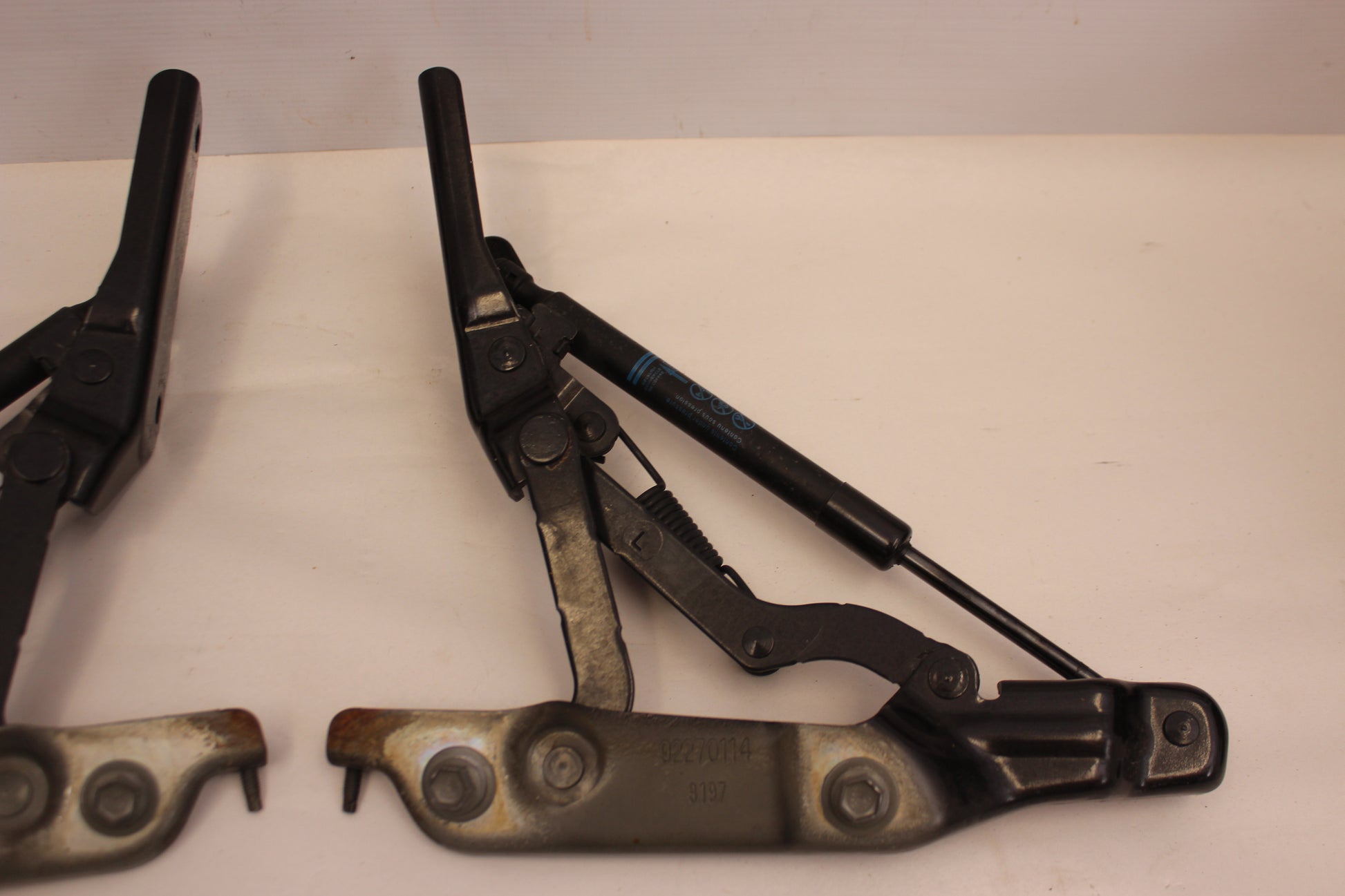 2014 Chevrolet SS Sedan Trunk Hinges RH & LH 92270114 92270113 OEM - Day's Parts Yard