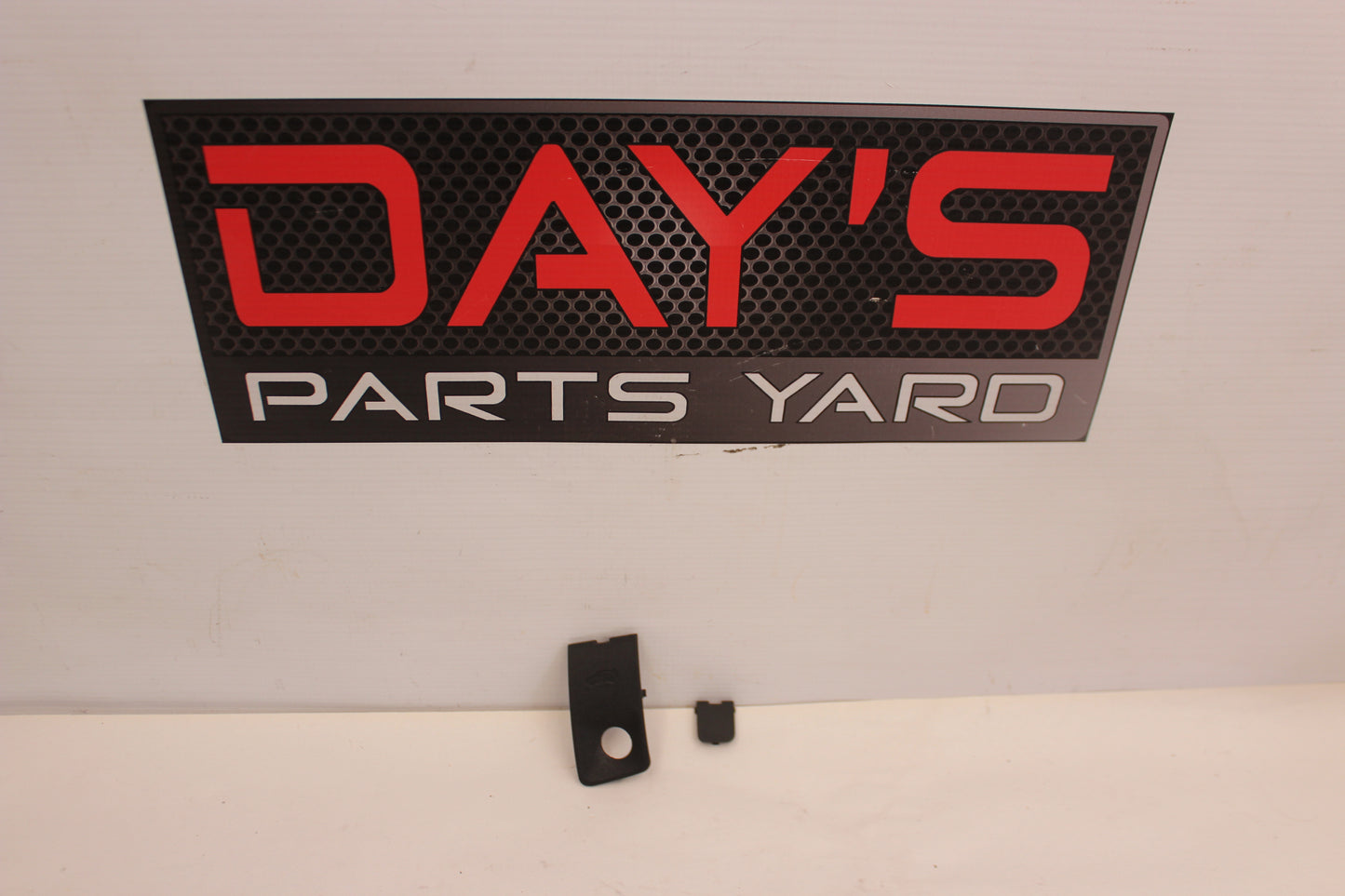 2009 Pontiac G8 GT Glove Compartment Box Frame Cap Left 92171692 - Day's Parts Yard