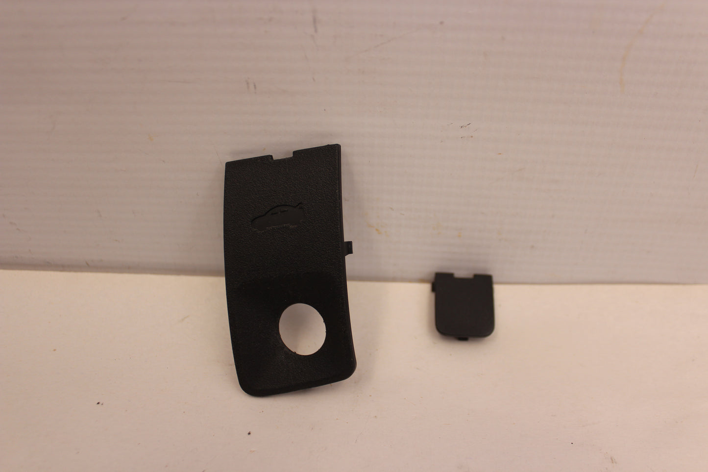 2009 Pontiac G8 GT Glove Compartment Box Frame Cap Left 92171692 - Day's Parts Yard