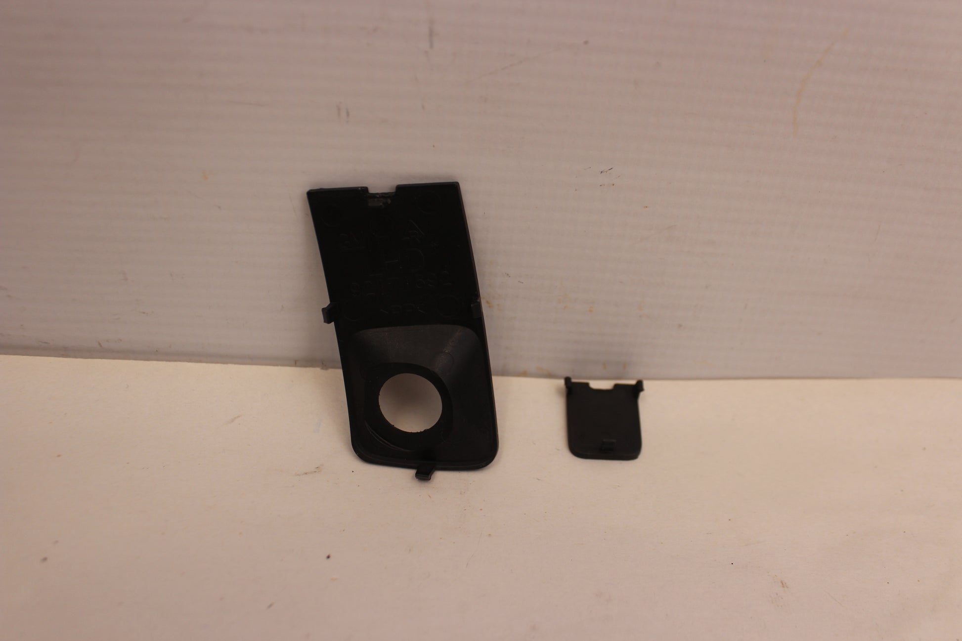 2009 Pontiac G8 GT Glove Compartment Box Frame Cap Left 92171692 - Day's Parts Yard