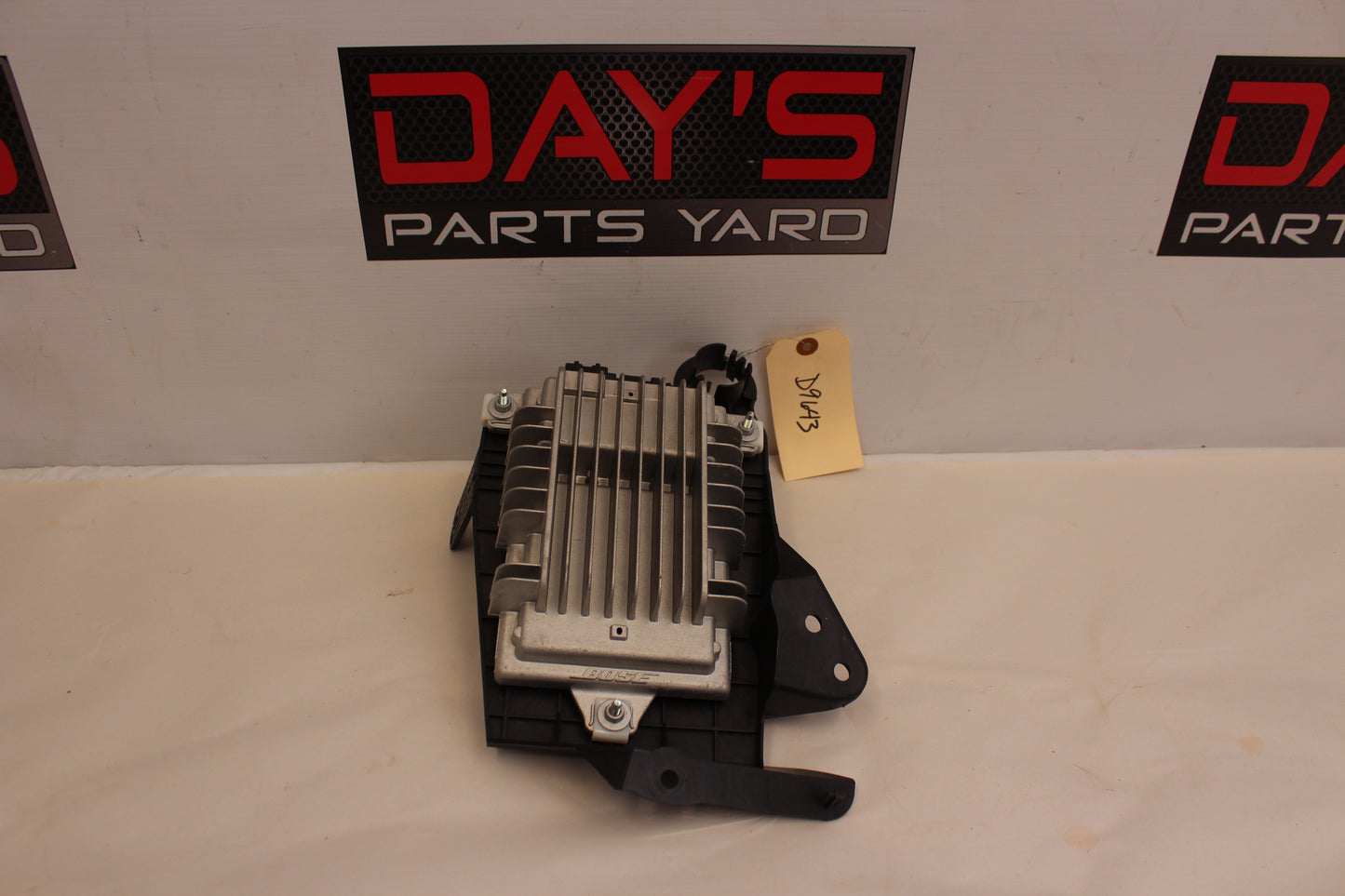 2015 Chevy SS Sedan Bose Amplifier w/ Mounting Bracket 92254435 OEM