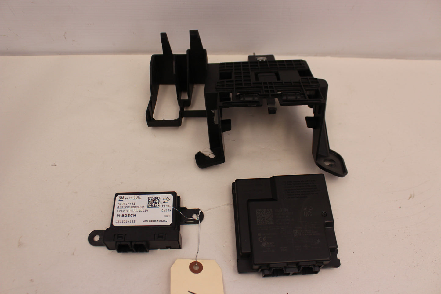 2018 Chevrolet Camaro SS Parking Assist and Keyless Entry Module w/ Bracket OEM
