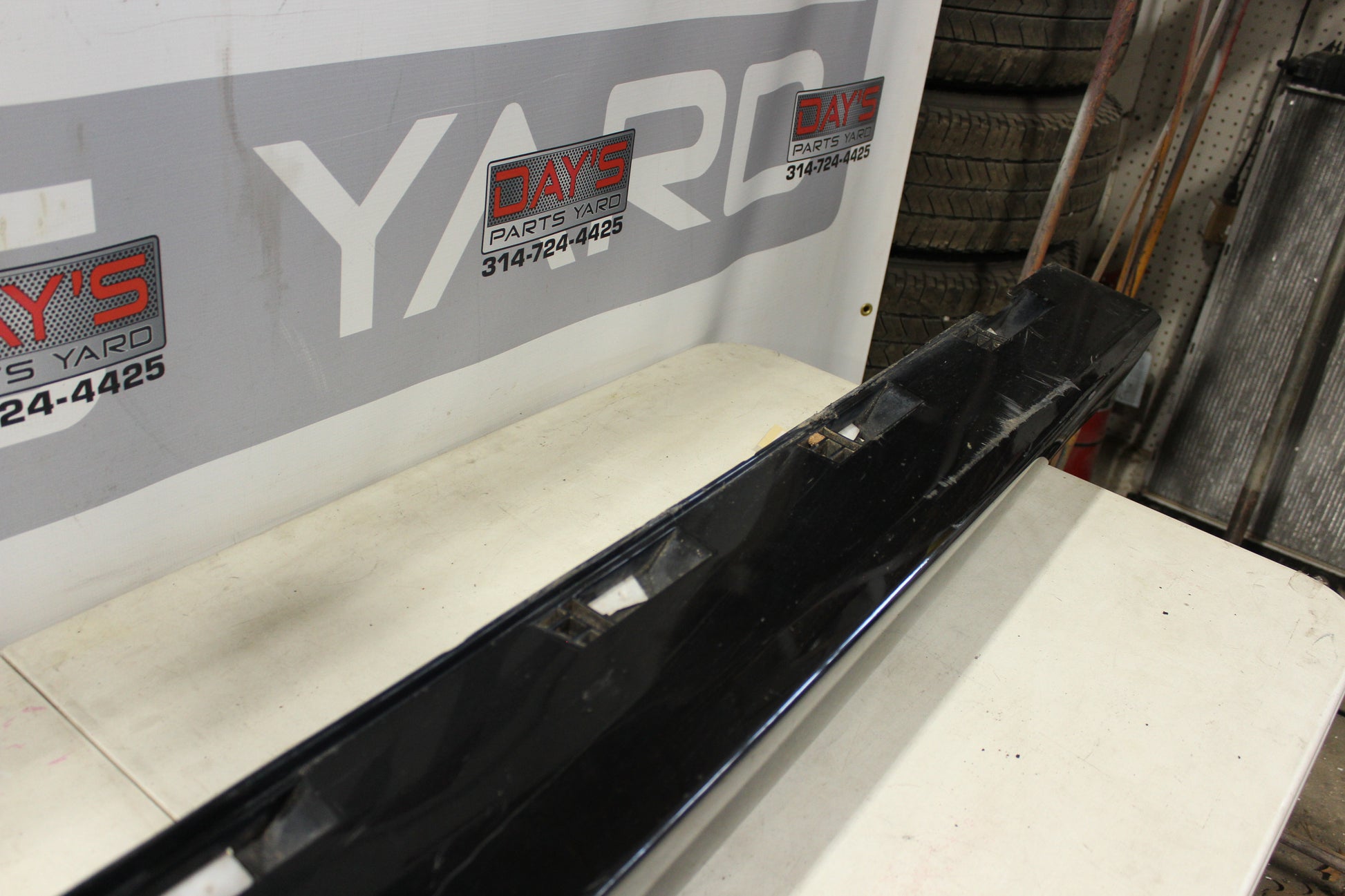2008 Pontiac G8 GT LH Driver Rocker Molding Panel Trim 92162075 OEM - Day's Parts Yard
