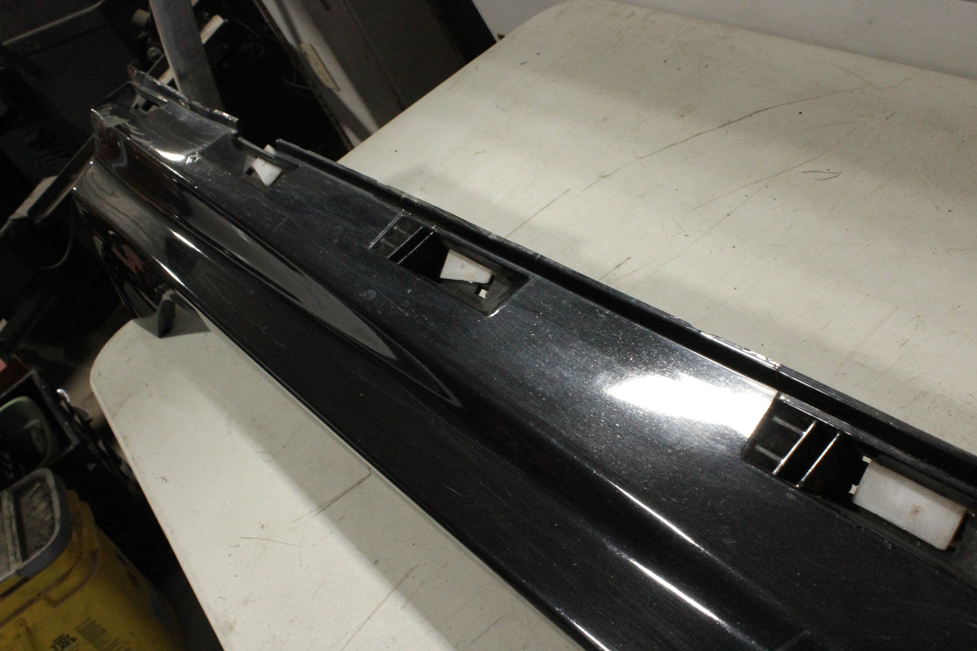 2008 Pontiac G8 GT LH Driver Rocker Molding Panel Trim 92162075 OEM - Day's Parts Yard