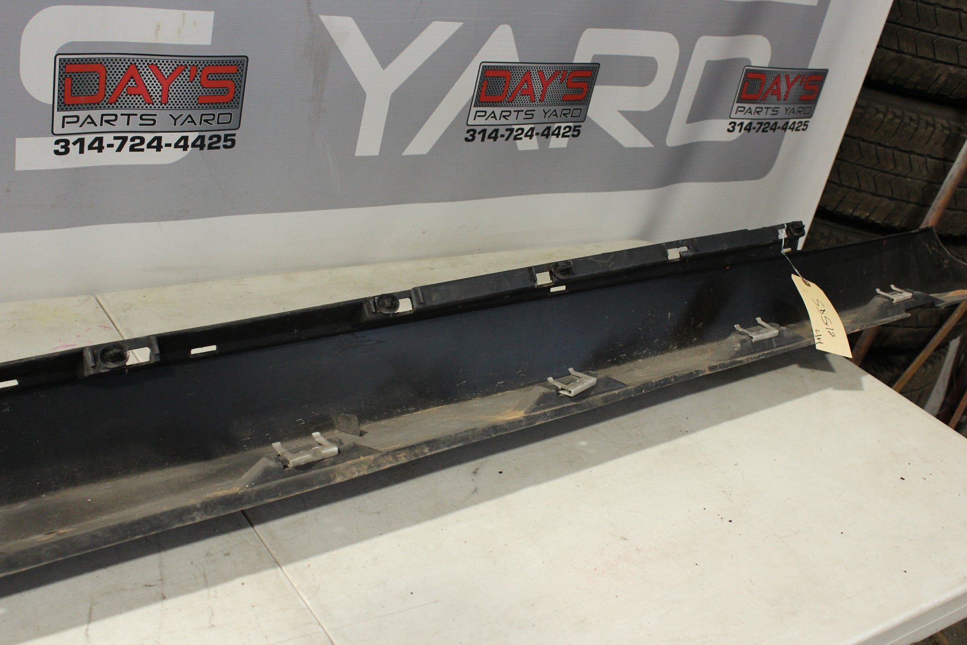 2008 Pontiac G8 GT LH Driver Rocker Molding Panel Trim 92162075 OEM - Day's Parts Yard